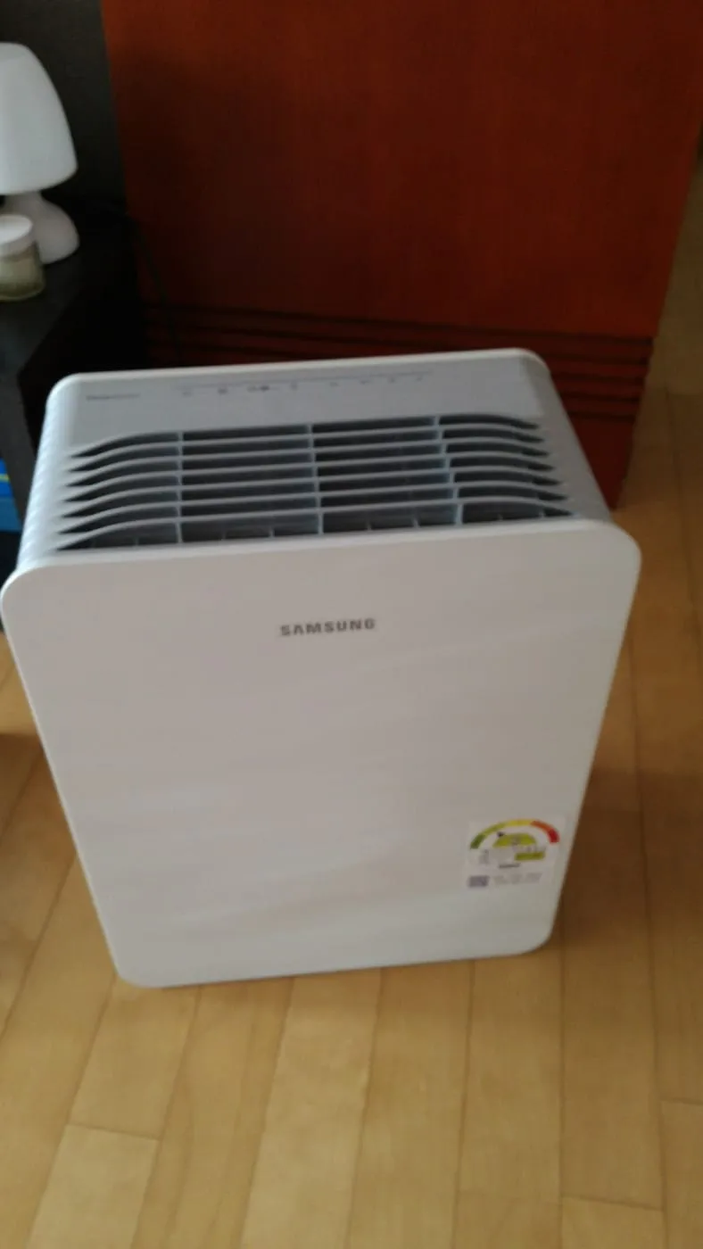 삼성 공기청정기 앞면. 흰색 본체 위쪽에 송풍구, 가운데 SAMSUNG 로고