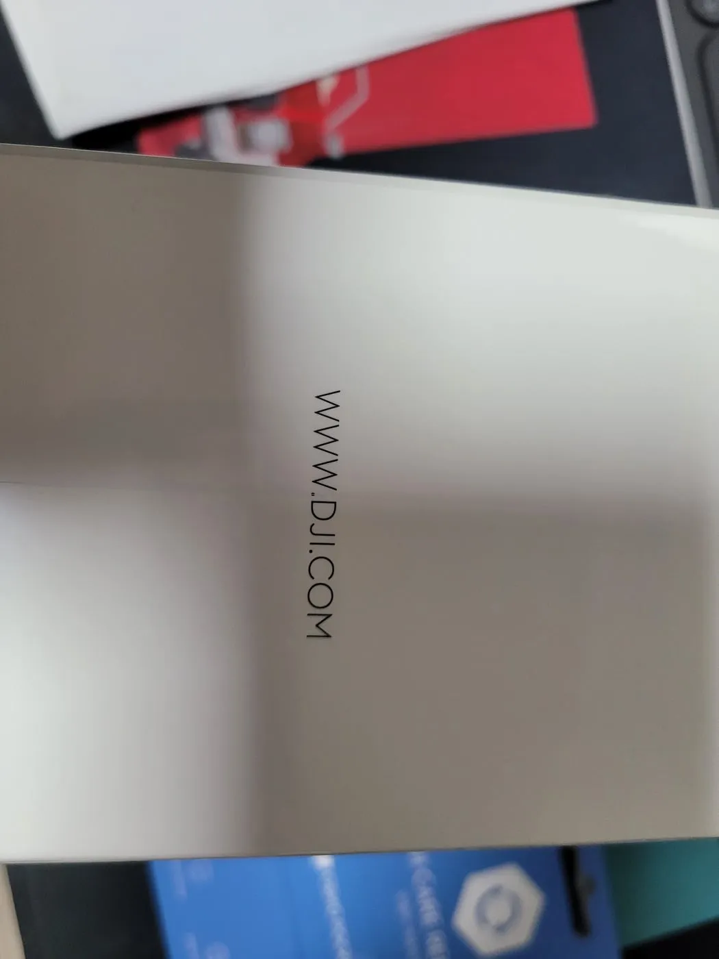 흰색 상자에 인쇄된 OSMO POCKET 3 CREATOR COMBO와 콤보 구성 아이콘