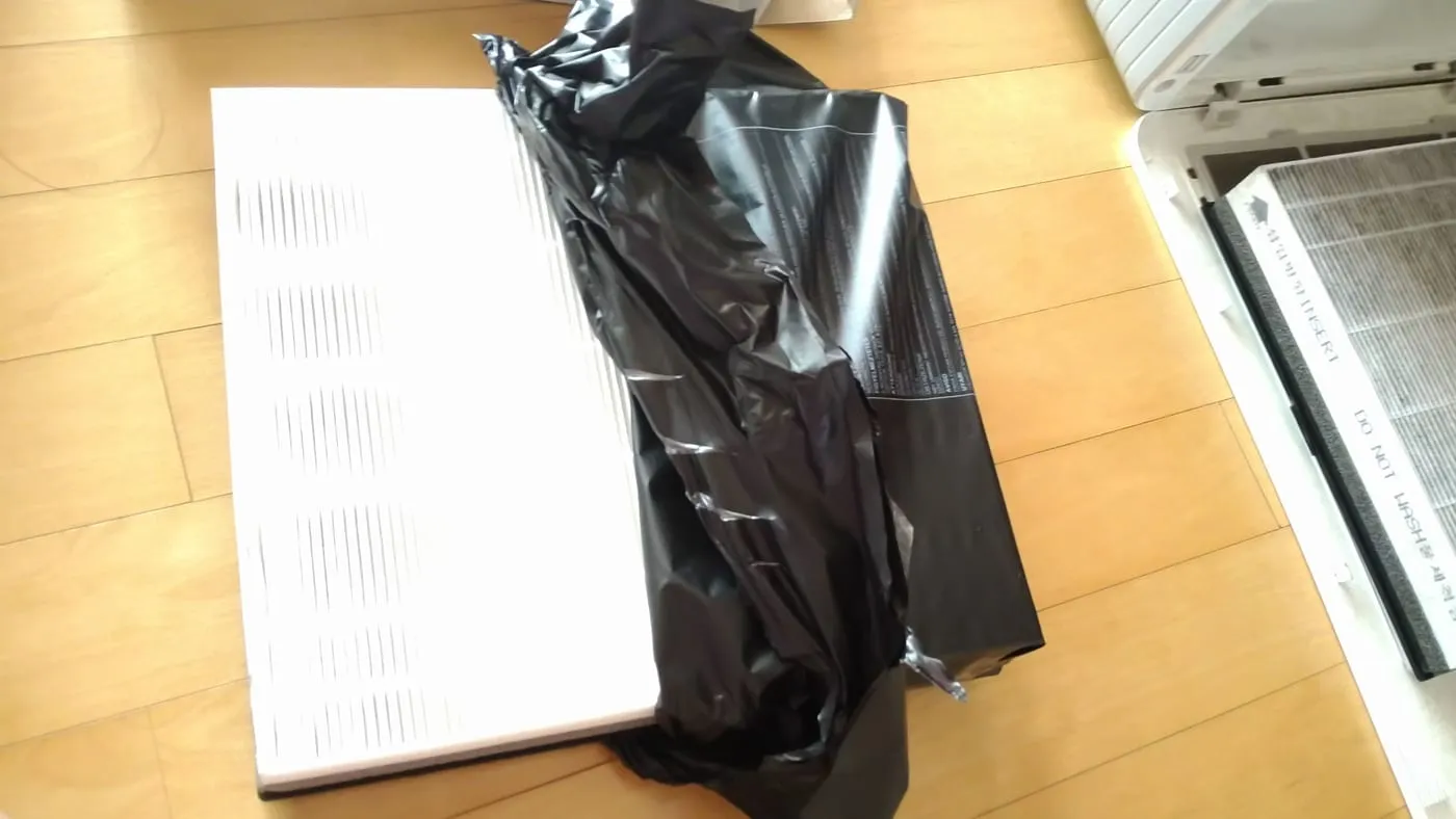 비닐을 벗긴 새 필터의 흰 헤파면