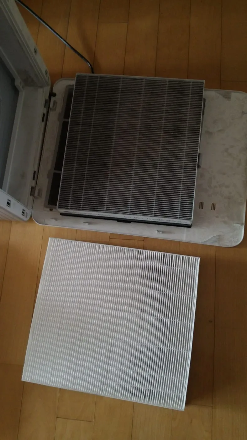 위쪽은 본체에서 꺼낸 회색 헌 필터, 아래쪽은 새 흰색 필터