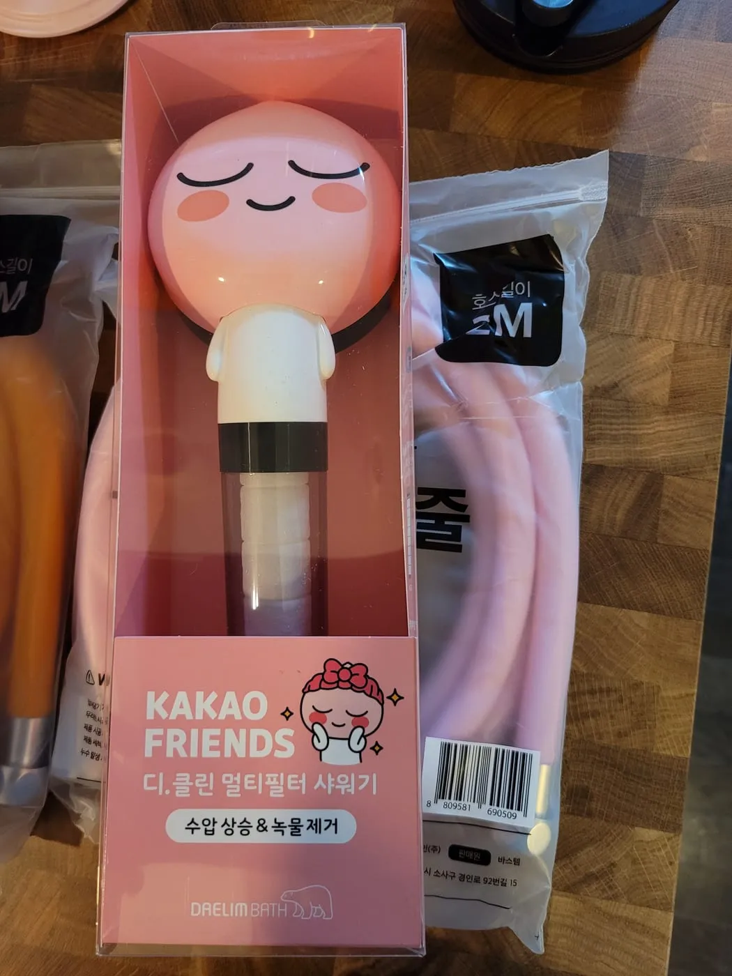 어피치 디클린 멀티필터 샤워기 상자. 분홍 상자에 어피치 헤드가 보인다