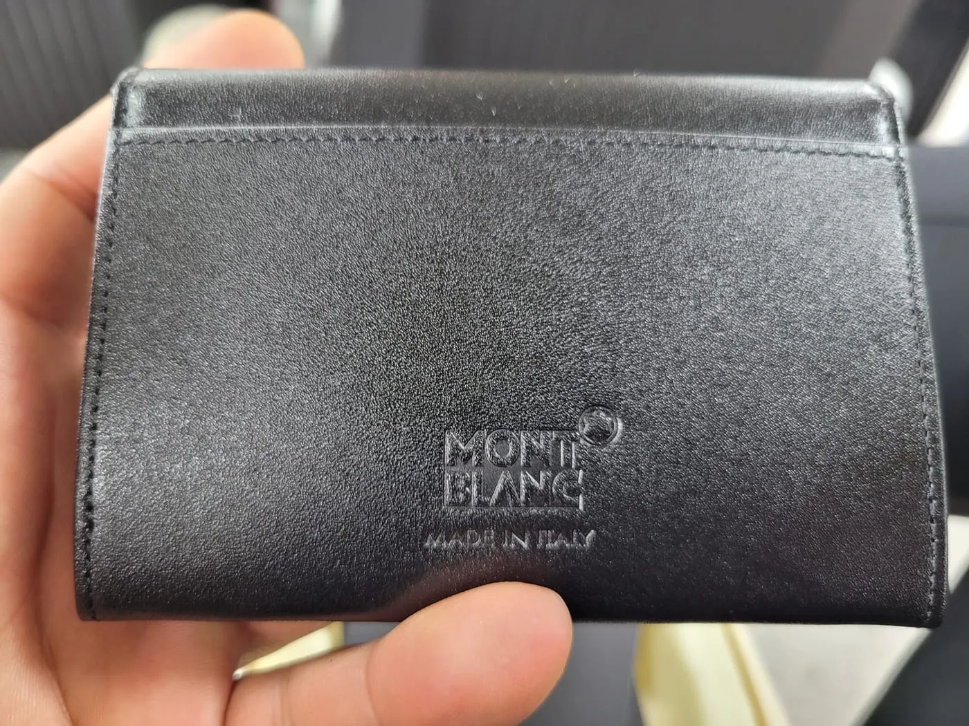 지갑 뒷면. MONT BLANC 로고와 엠블럼, 그 아래 MADE IN ITALY가 음각으로 찍혀 있다