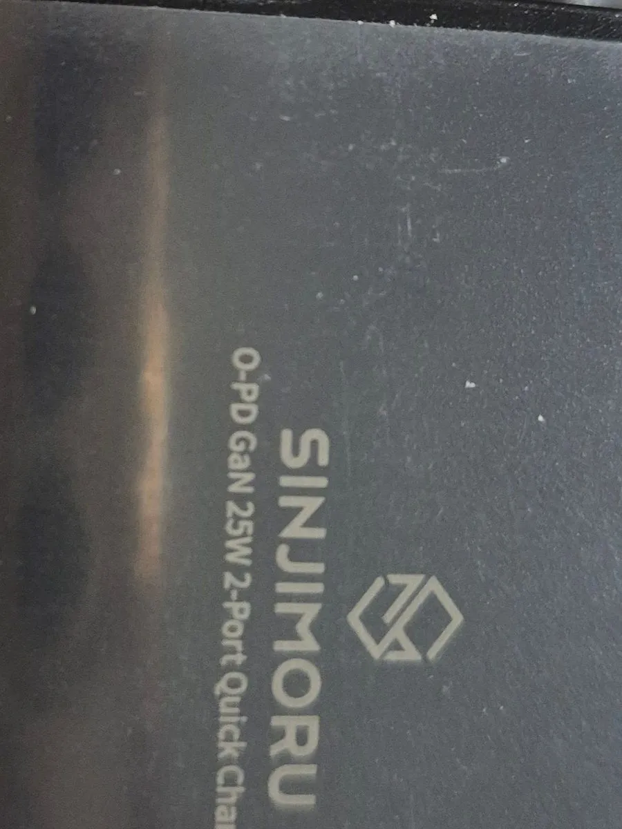 본체 옆면 근접. SINJIMORU 로고와 O-PD GaN 25W 2-Port Quick Charger 인쇄
