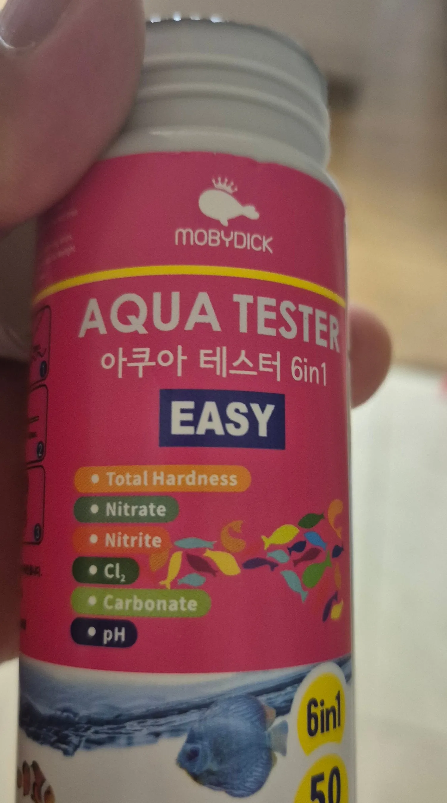 모비딕 아쿠아 테스터 통 앞면. 고래 로고와 AQUA TESTER 6in1, EASY 표기, 측정 항목 여섯 줄