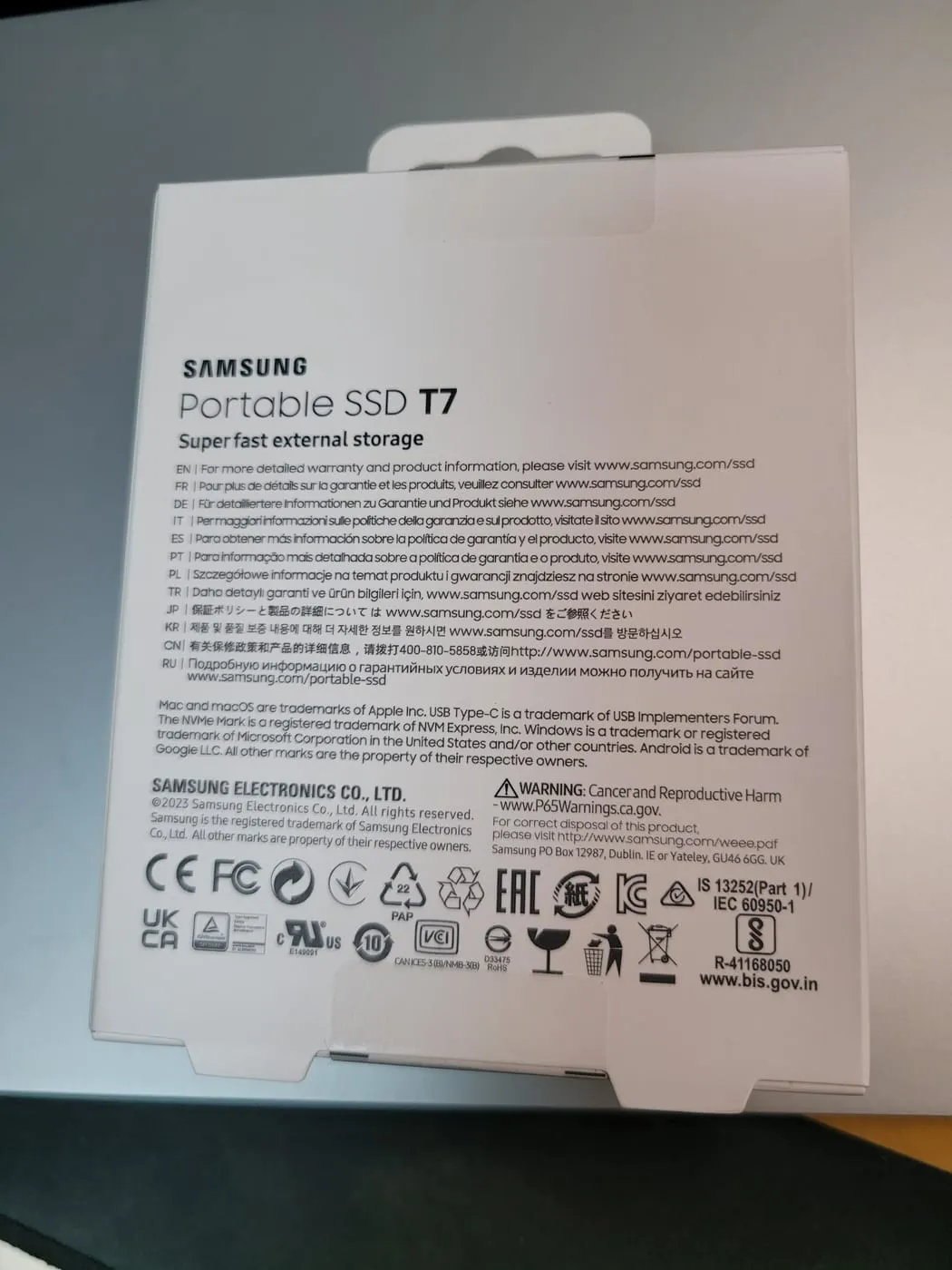 상자 뒷면. 삼성 포터블 SSD T7 표기와 다국어 보증 안내, 각종 인증 마크가 있다