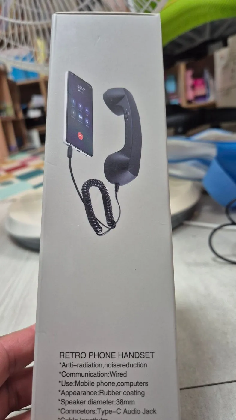 상자 뒷면. 스마트폰 USB-C 단자에 검은 수화기가 연결된 그림과 RETRO PHONE HANDSET 스펙 문구