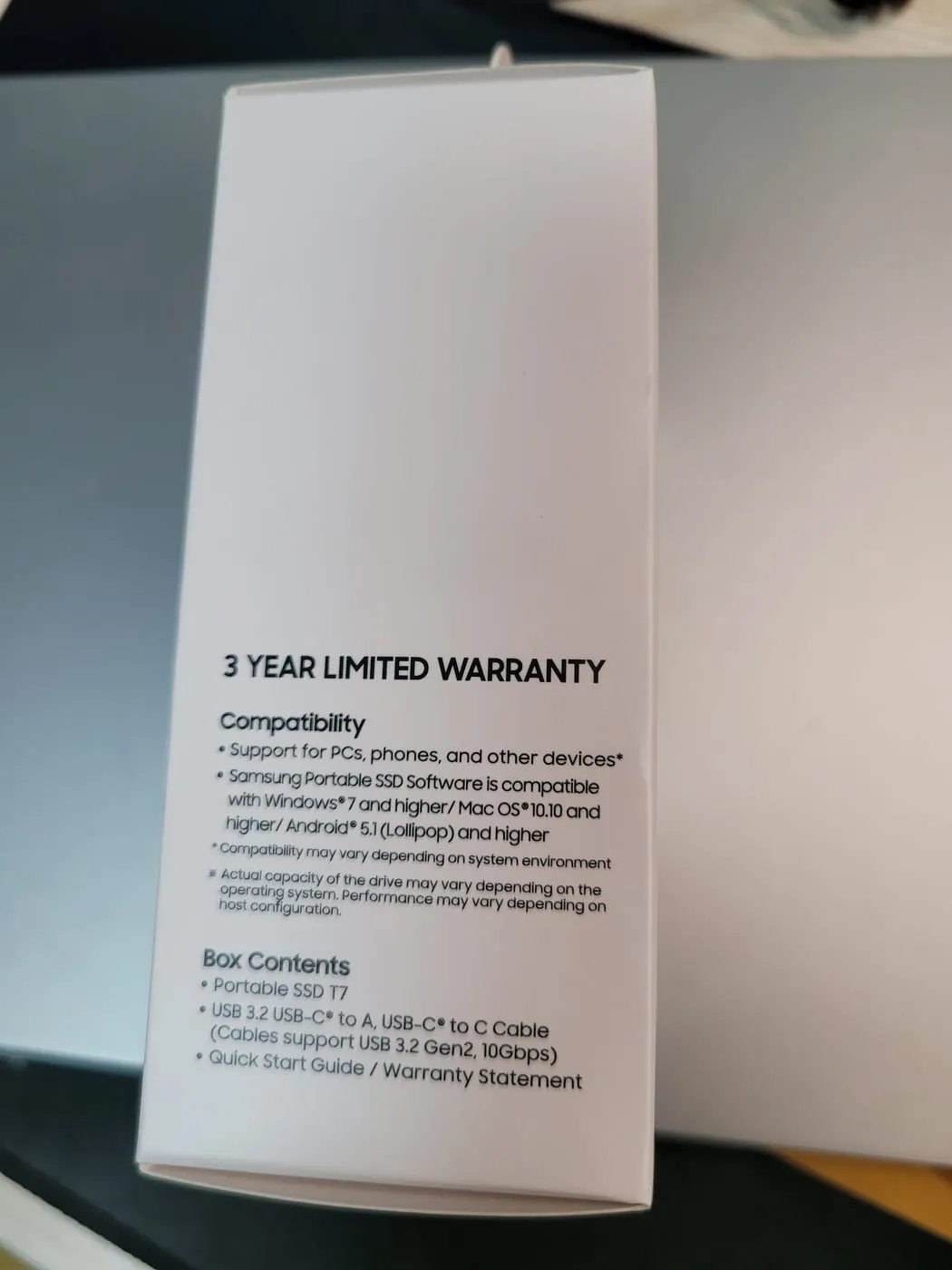 상자 반대쪽 옆면. 3 YEAR LIMITED WARRANTY, 호환성, 구성품 목록이 인쇄돼 있다