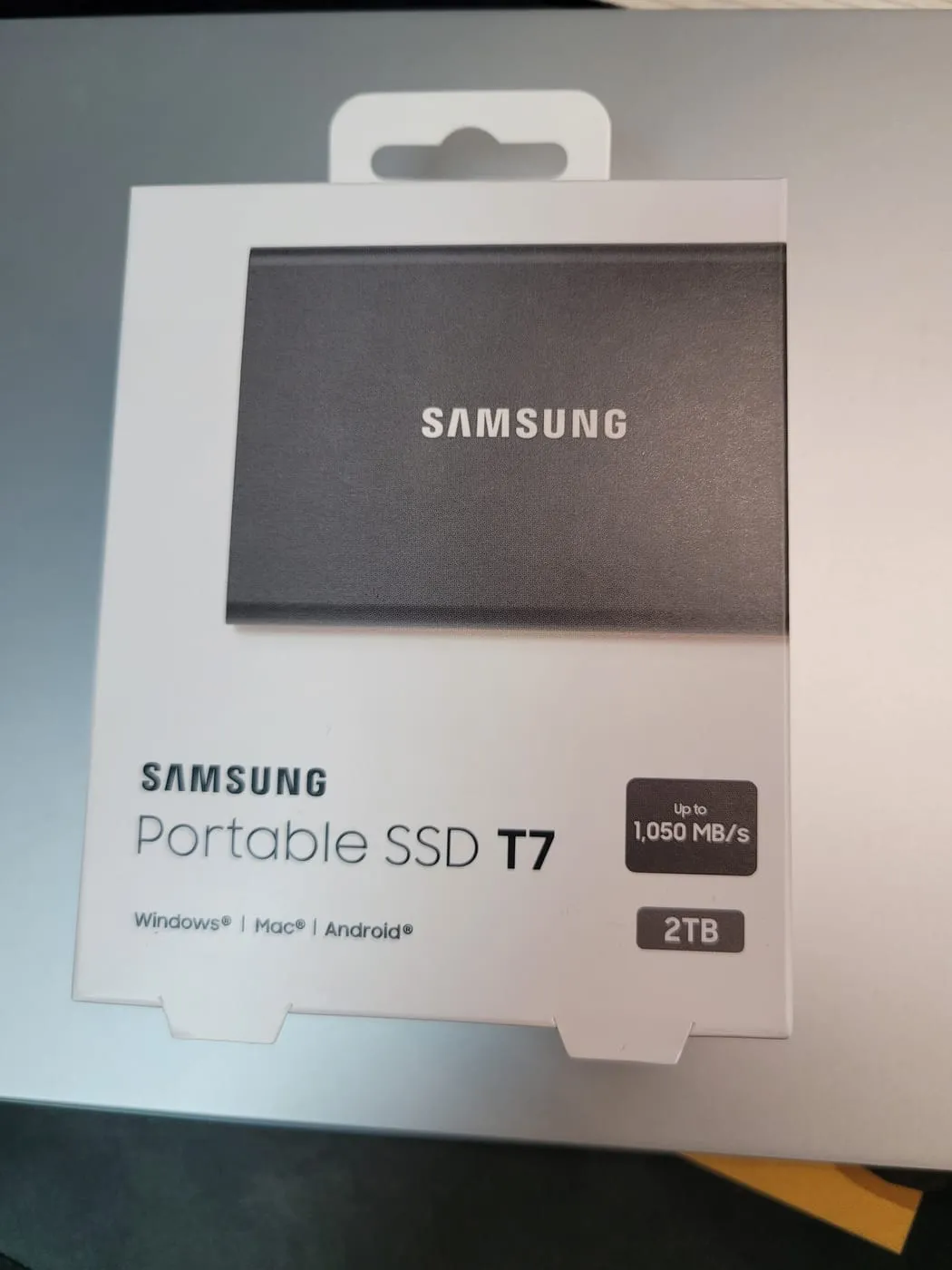 삼성 포터블 SSD T7 2TB 상자 앞면. 본체 이미지와 최대 1,050MB/s, 2TB 표기가 보인다