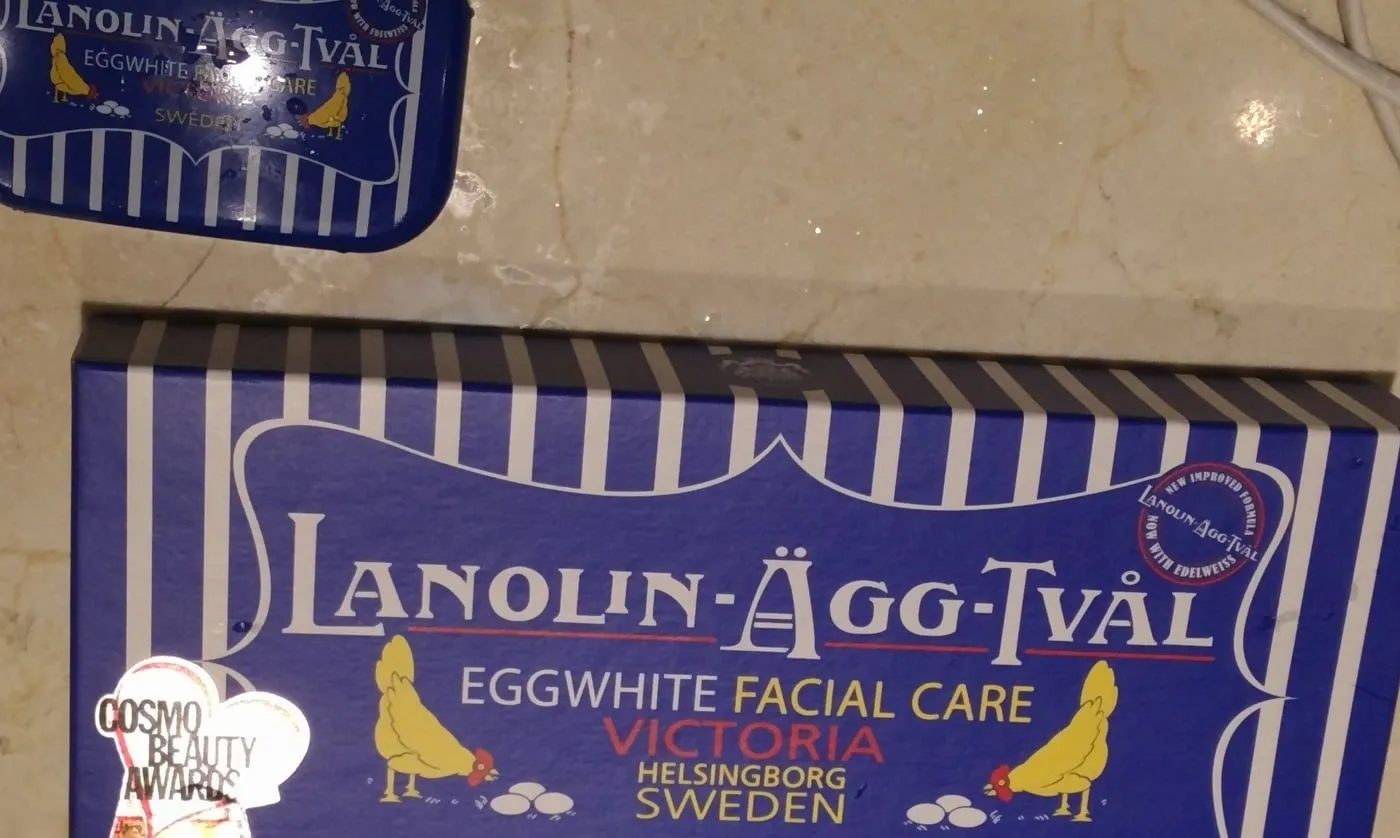 상자 앞면 확대. LANOLIN-ÄGG-TVÅL, EGGWHITE FACIAL CARE, VICTORIA HELSINGBORG SWEDEN, NEW IMPROVED FORMULA NOW WITH EDELWEISS 원형 마크