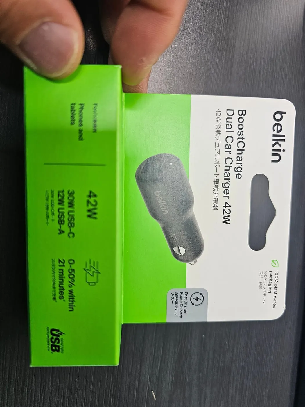 벨킨 42W 차량용 충전기 상자 앞면. 연두색 띠에 42W, 30W USB-C, 12W USB-A 표기가 있다