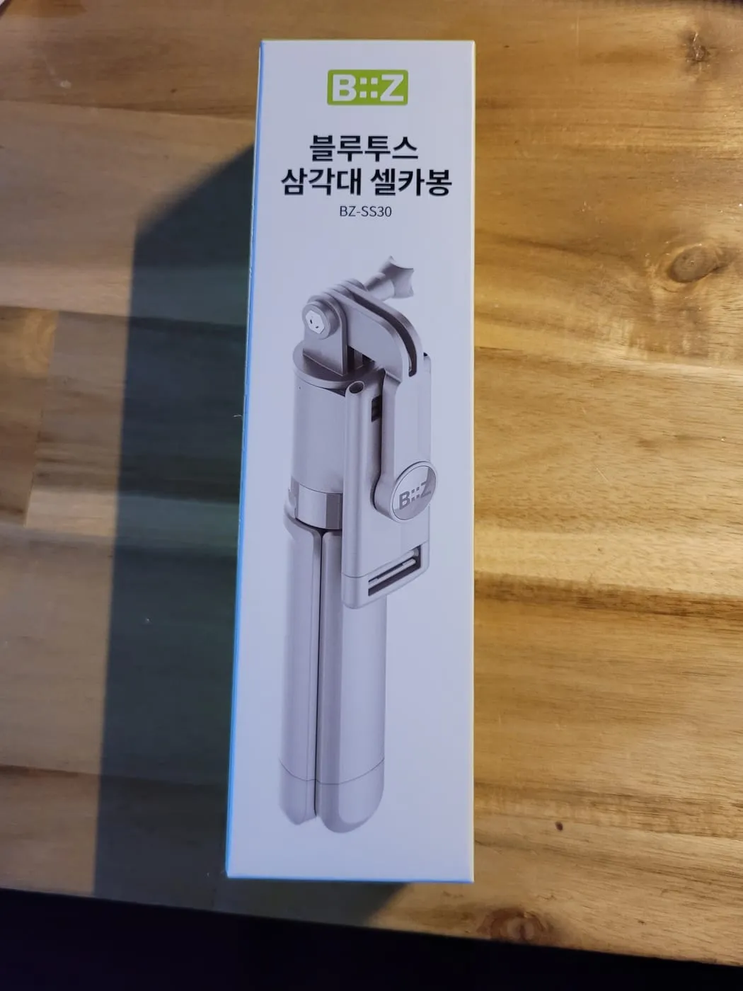 비즈모아 블루투스 삼각대 셀카봉 BZ-SS30 상자 앞면. 삼각대를 펼친 셀카봉 그림이 있다