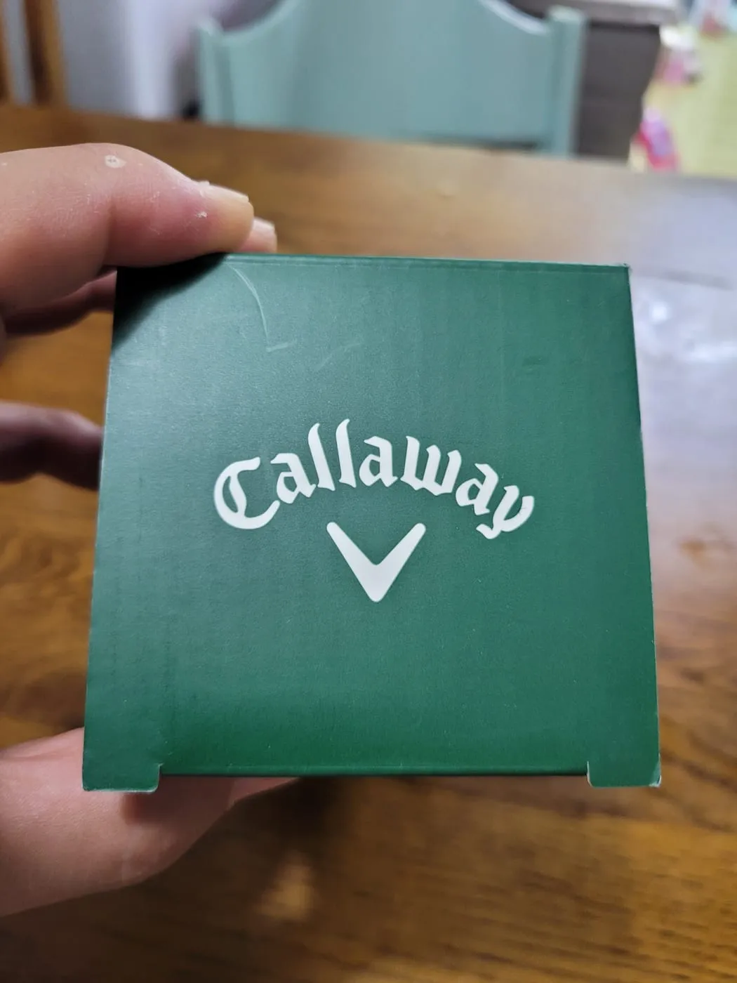 상자 옆면의 Callaway 로고와 V 마크