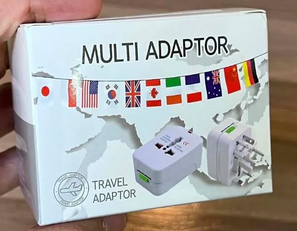 상자 앞면과 옆면. MULTI ADAPTOR 글자 아래 세계지도와 각국 국기가 인쇄되어 있다