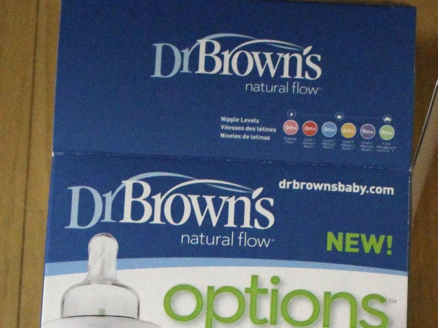 상자 옆면의 Nipple Levels 표. Preemie 0m+, Level 1 0m+, Level 2 3m+, Level 3 6m+, Level 4 9m+, Y-Cut 9m+
