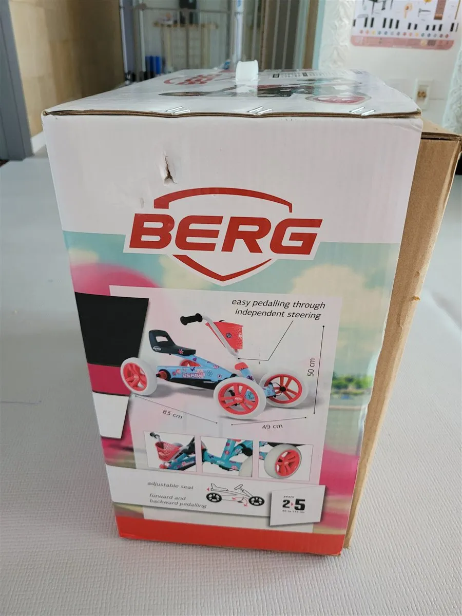 BERG 박스 옆면. 고카트 그림과 83cm, 49cm, 50cm 치수, years 2-5 표기