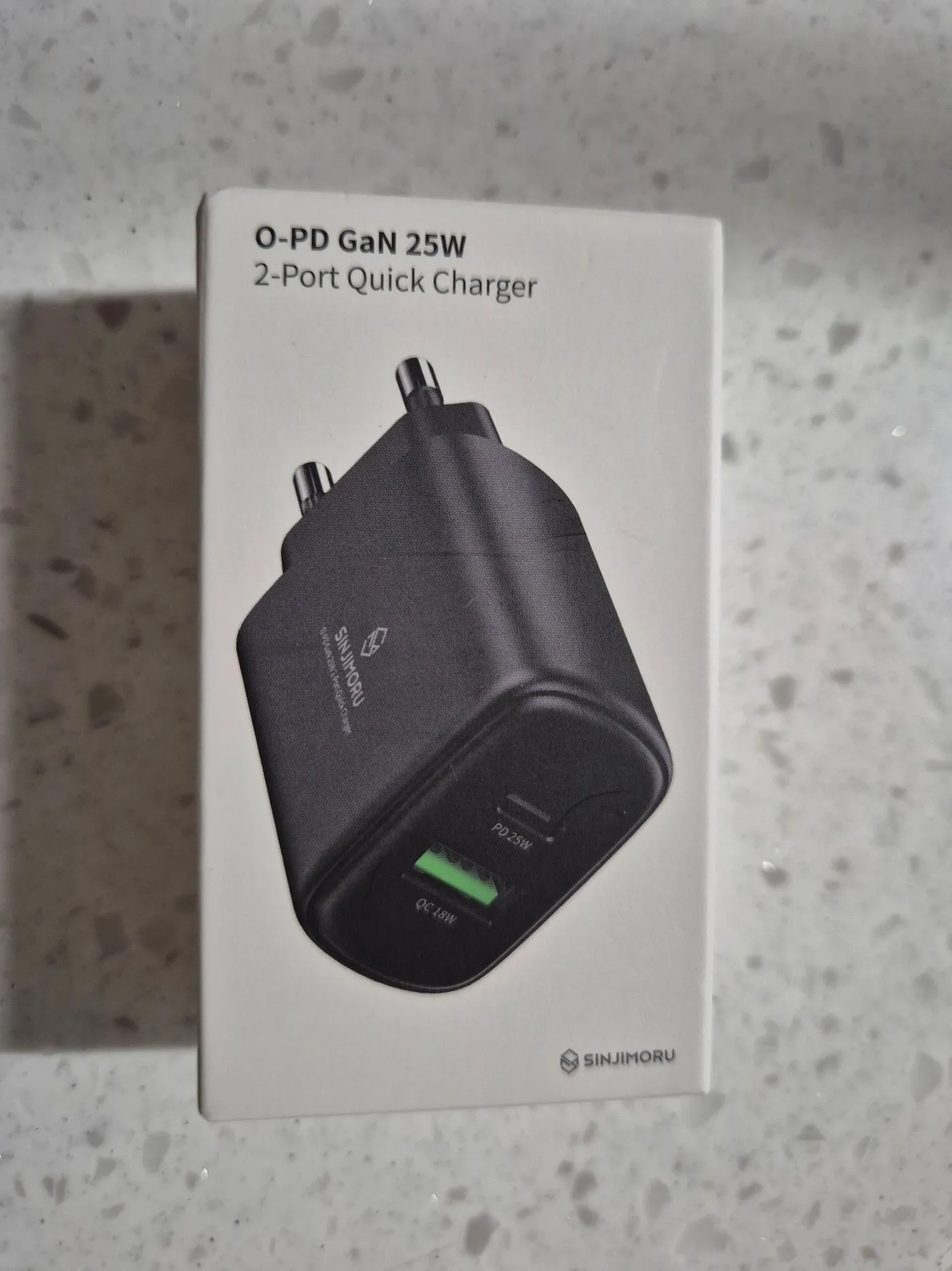 신지모루 O-PD GaN 25W 2-Port Quick Charger 상자 앞면, 검은 충전기 그림