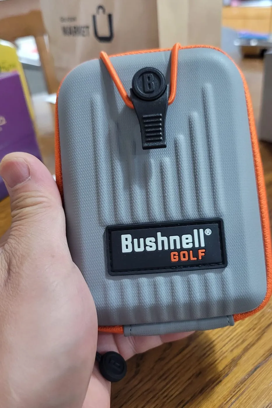 케이스 앞면. Bushnell GOLF 로고와 뒤쪽의 자석 거치 부분