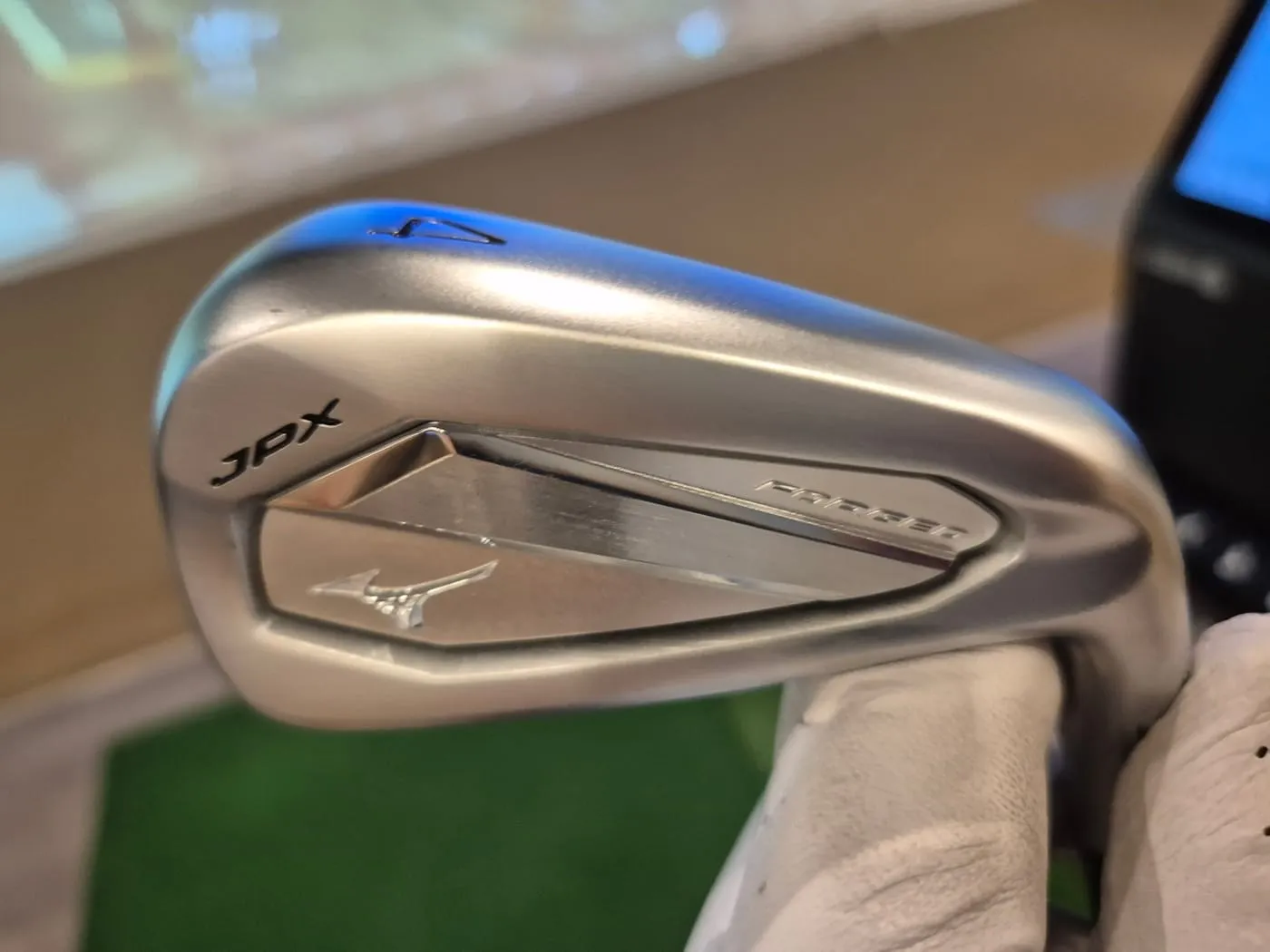 미즈노 JPX 925 포지드 아이언 뒷면. JPX 로고와 FORGED 각인, 미즈노 런버드 로고가 보인다