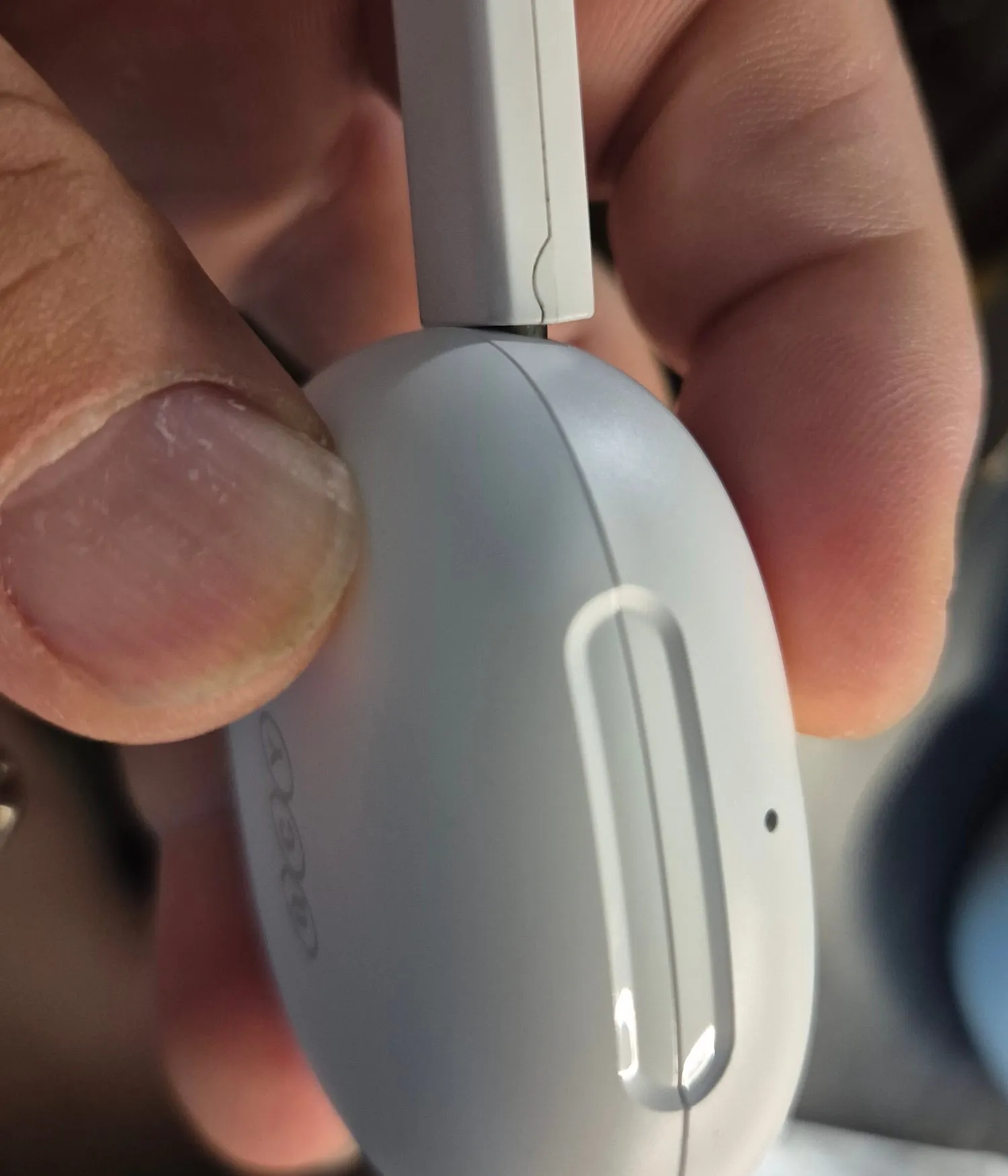 케이스에 USB-C 케이블을 꽂은 모습