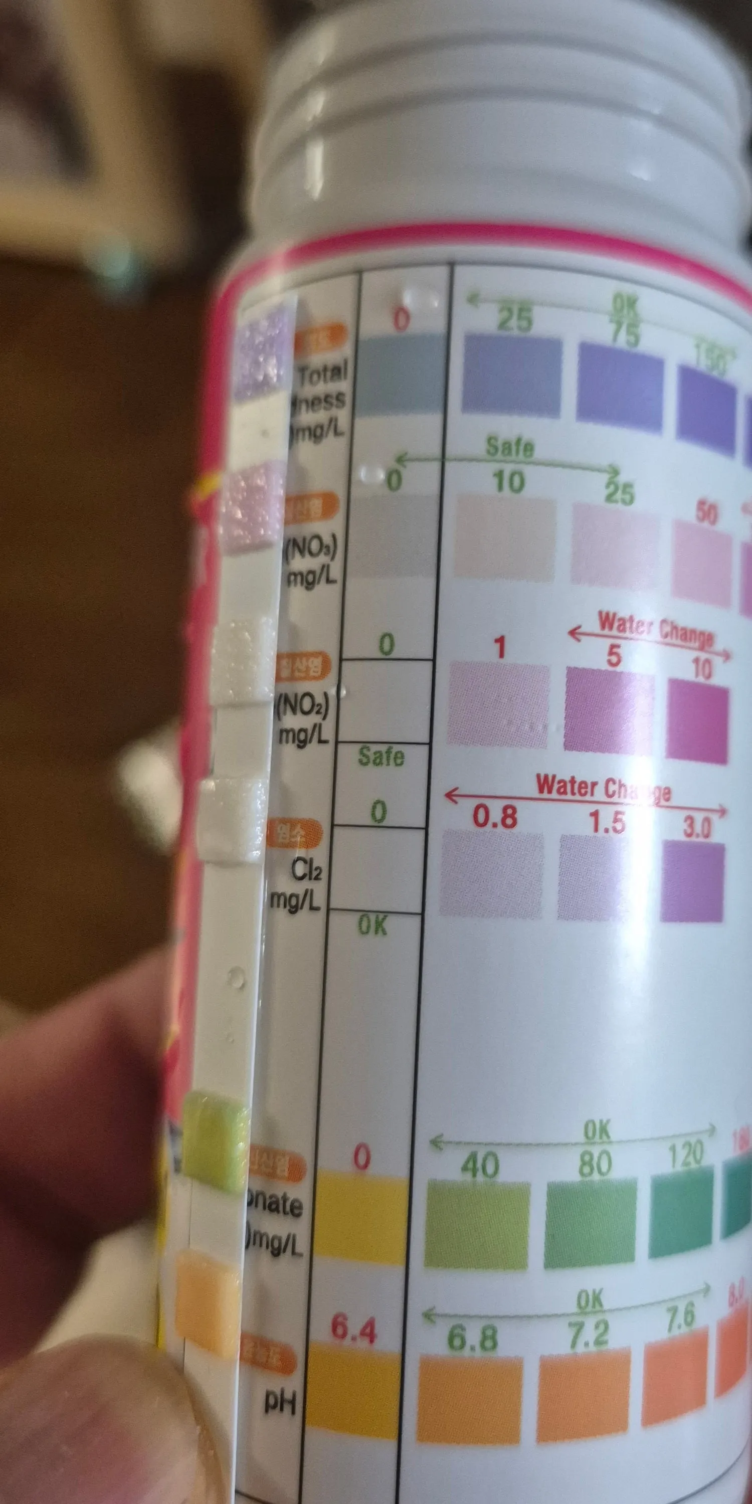 통 측면에 인쇄된 색상 비교표. 항목별로 색 칸과 수치, 초록·빨강 화살표가 함께 있다