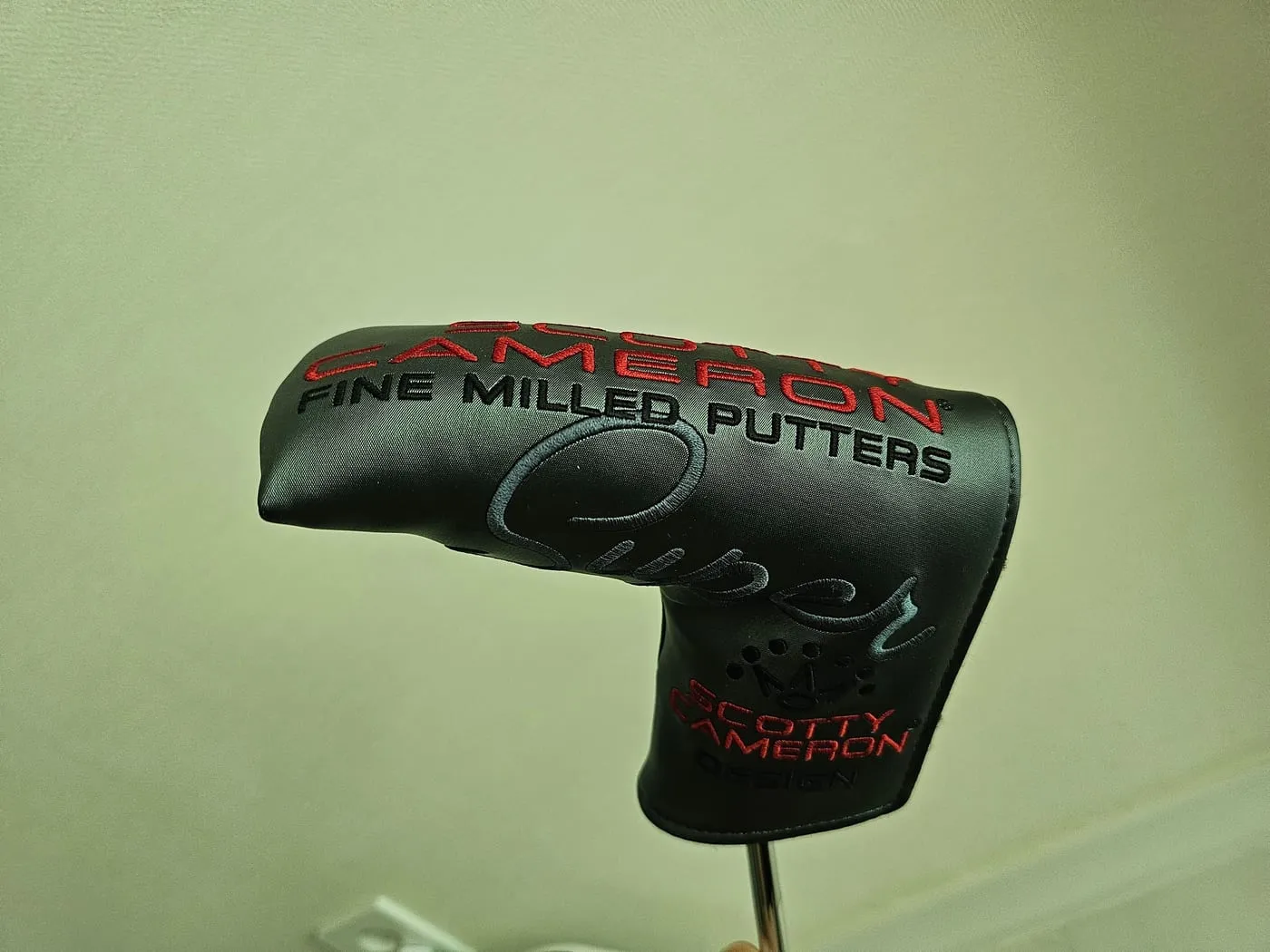헤드커버 뒷면. CAMERON FINE MILLED PUTTERS 빨강 자수