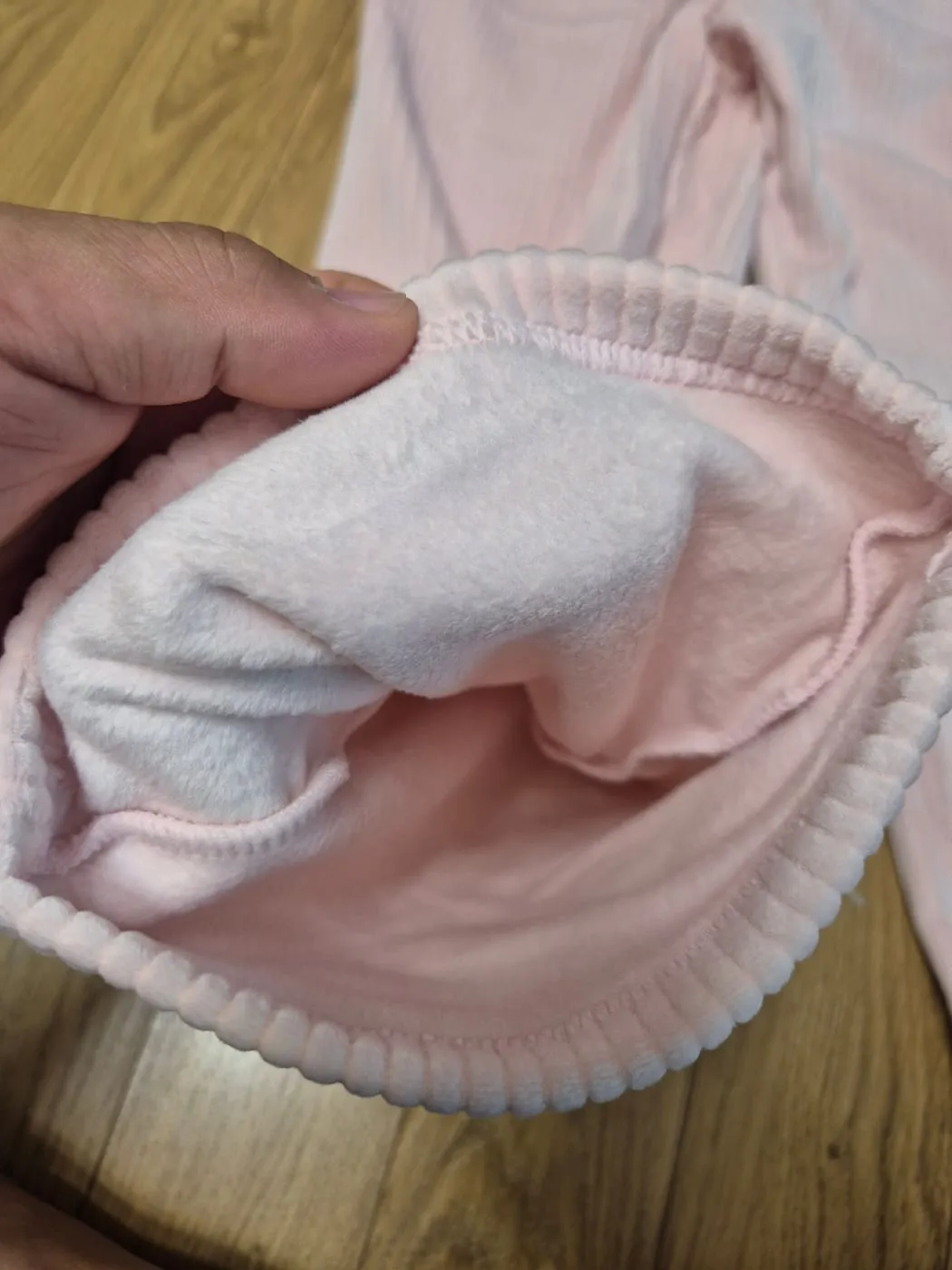팬츠 밑단을 뒤집어 안쪽을 보여 주는 모습. 겉은 골지 벨로아, 안쪽은 짧은 털이 고르게 덮인 면이다