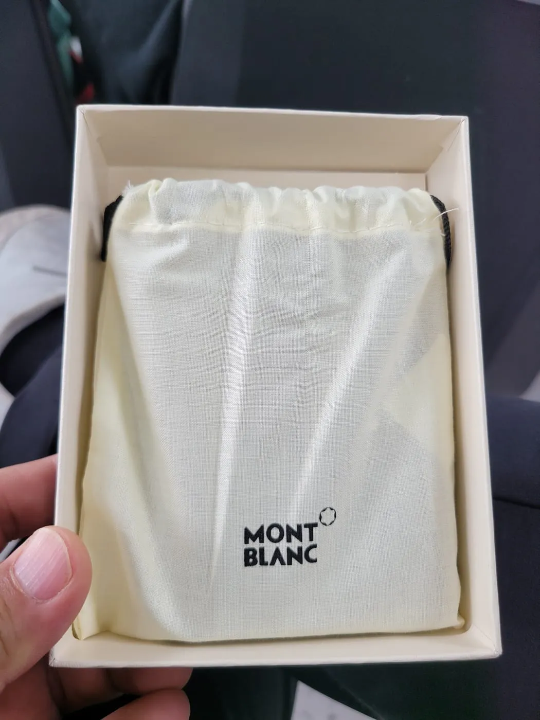 내박스를 열면 나오는 크림색 천 더스트백. 가운데에 MONT BLANC 로고가 인쇄돼 있다