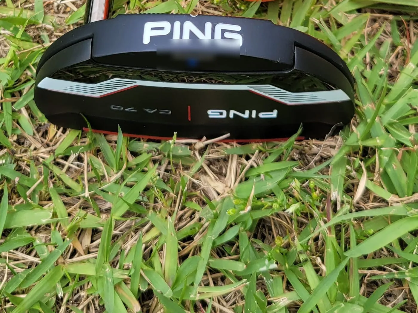 핑 CA 70 퍼터 페이스 쪽. 윗면 PING 로고, 흰 줄무늬 그래픽, 아래쪽에 PING | CA 70 표기와 빨간 라인