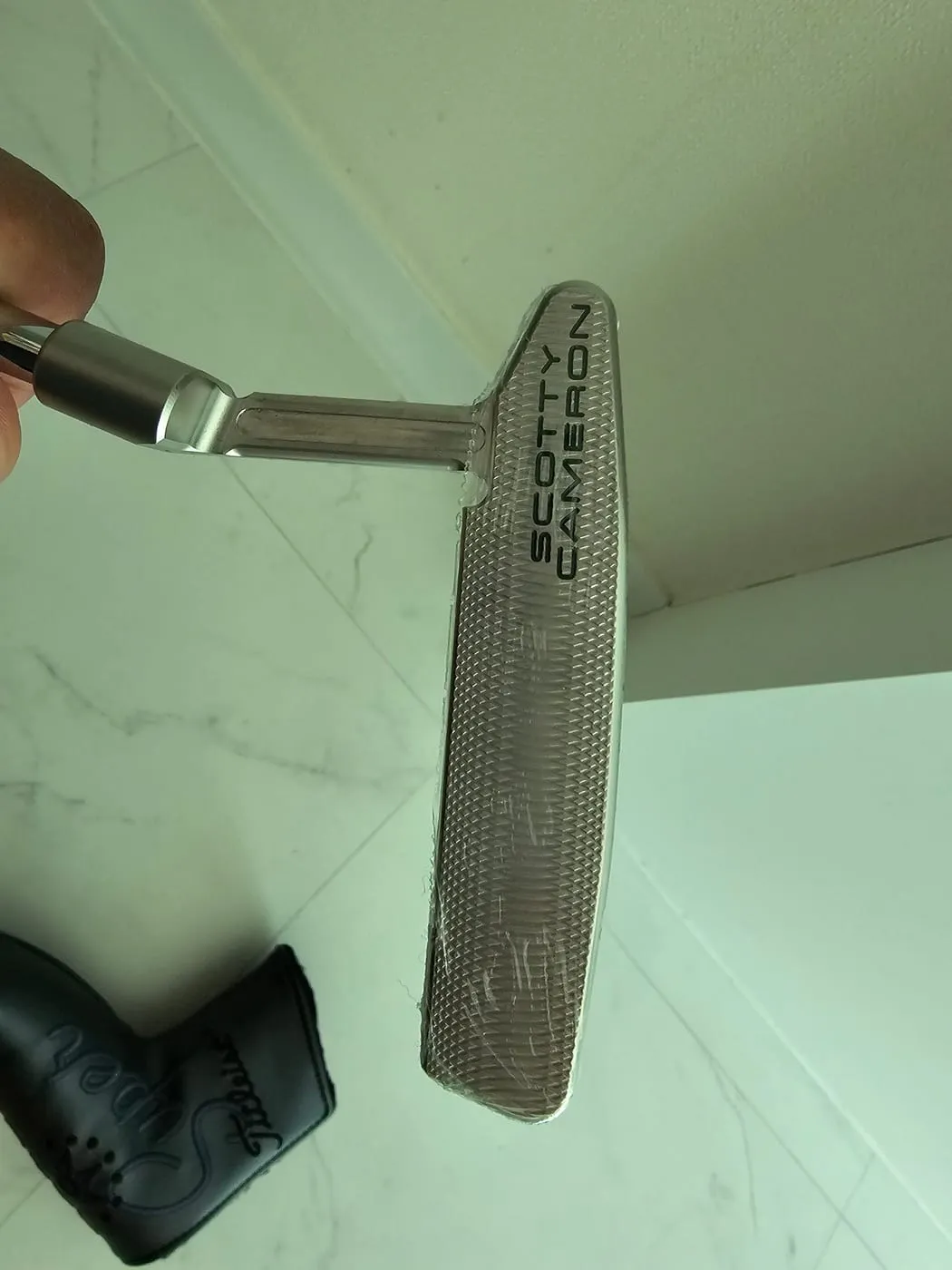 퍼터 페이스. 촘촘한 밀링 자국과 톱라인의 SCOTTY CAMERON 각인