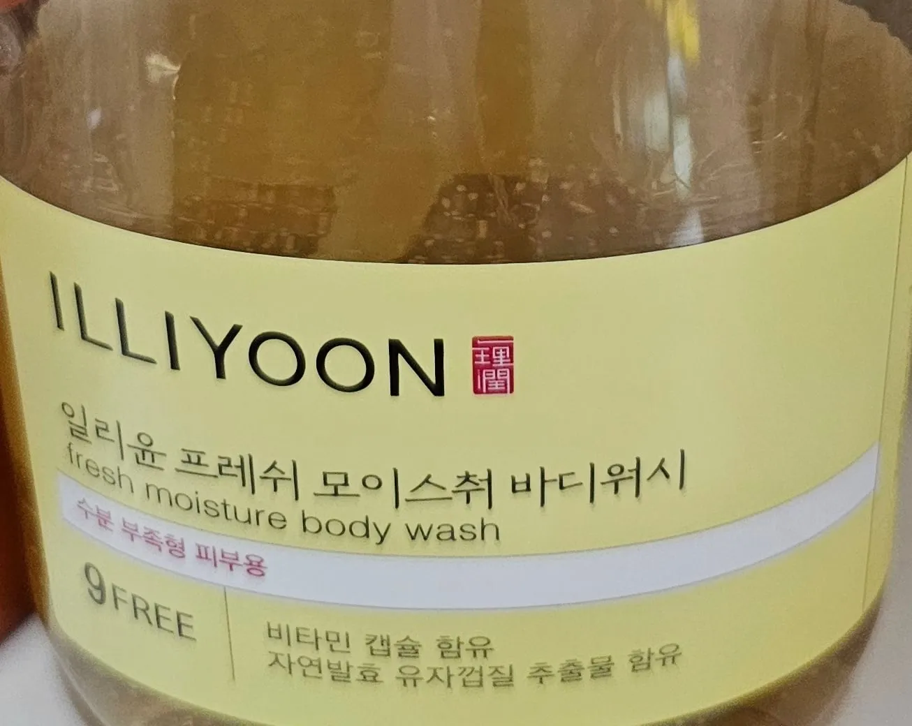 앞면 라벨. ILLIYOON 일리윤 프레쉬 모이스춰 바디워시, 수분 부족형 피부용, 9 FREE 표기