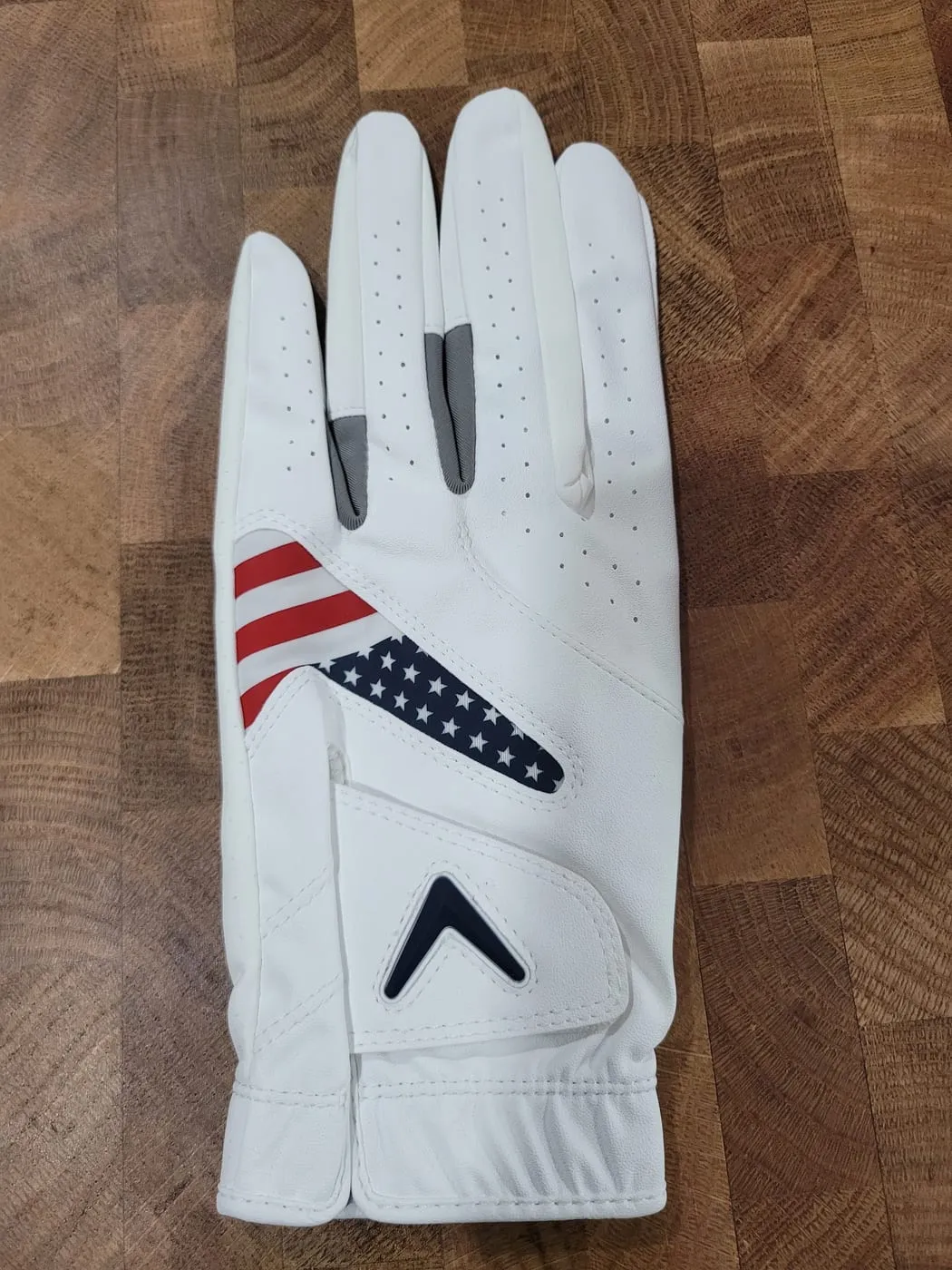 장갑 손등 면. 흰 바탕에 성조기 무늬와 캘러웨이 V 로고