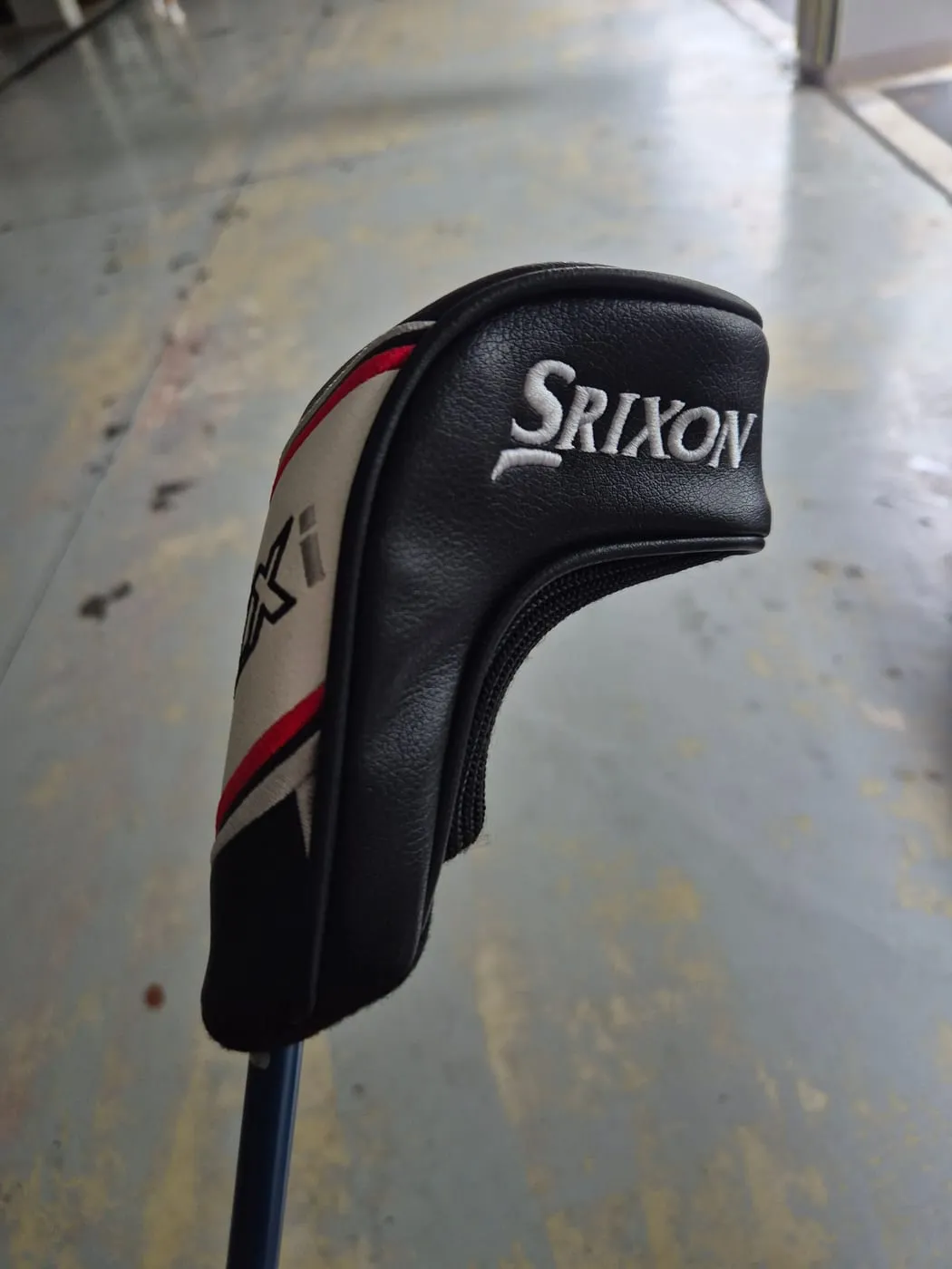 스릭슨 ZXi 유틸리티 헤드커버 옆면. 검정 가죽에 흰 SRIXON 로고가 있다