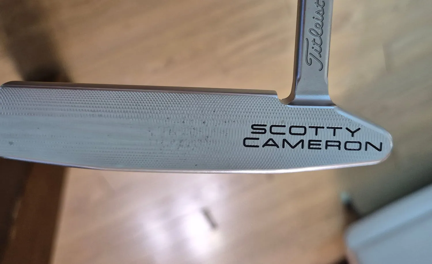 퍼터를 세워 위에서 본 모습. 톱라인에 SCOTTY CAMERON 각인, 샤프트에 Titleist 각인