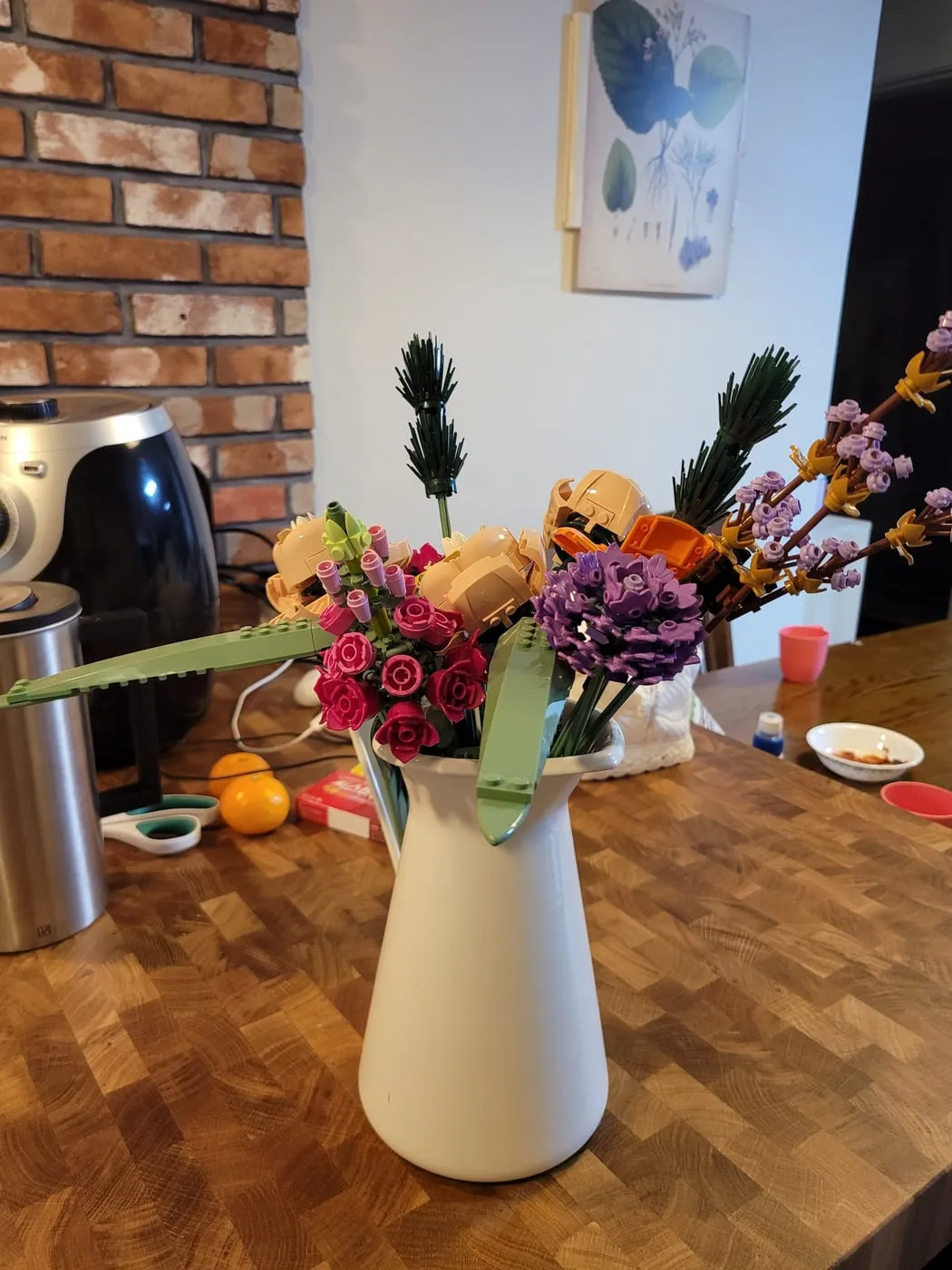 흰색 화병에 꽂아 식탁에 올린 레고 꽃다발