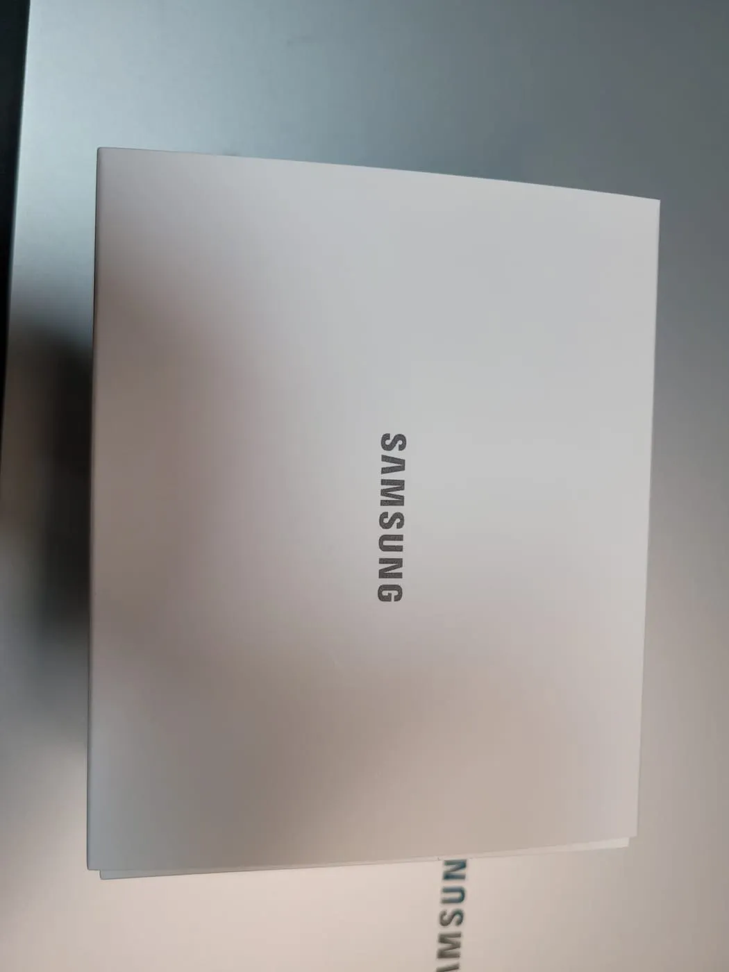 흰색 속박스. 가운데에 SAMSUNG 로고만 세로로 찍혀 있다