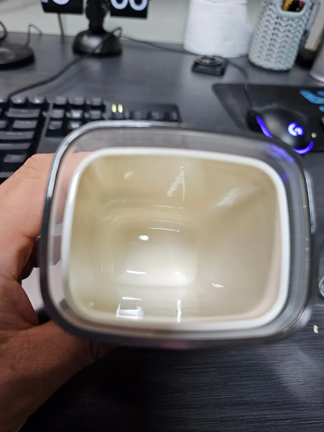 투명 컵이 바깥을 감싸고 안쪽에 아이보리 컵이 들어가 있는 모습을 위에서 본 사진