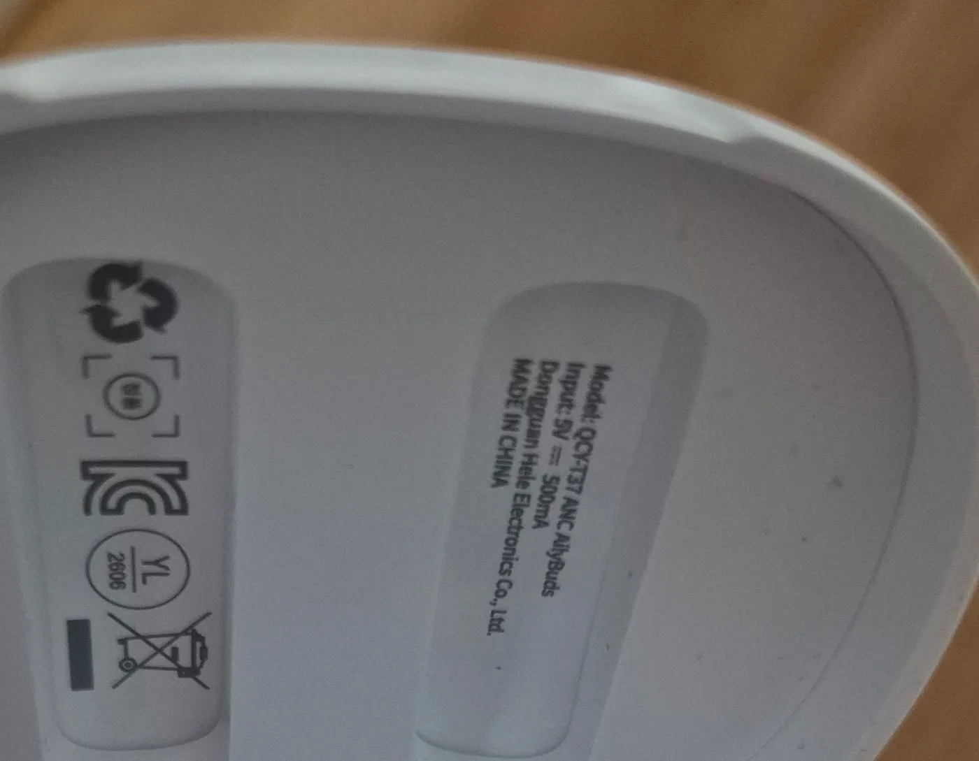 뚜껑 안쪽 근접. Model QCY-T37 ANC AilyBuds, Input 5V 500mA, Dongguan Hele Electronics, MADE IN CHINA, KC 마크