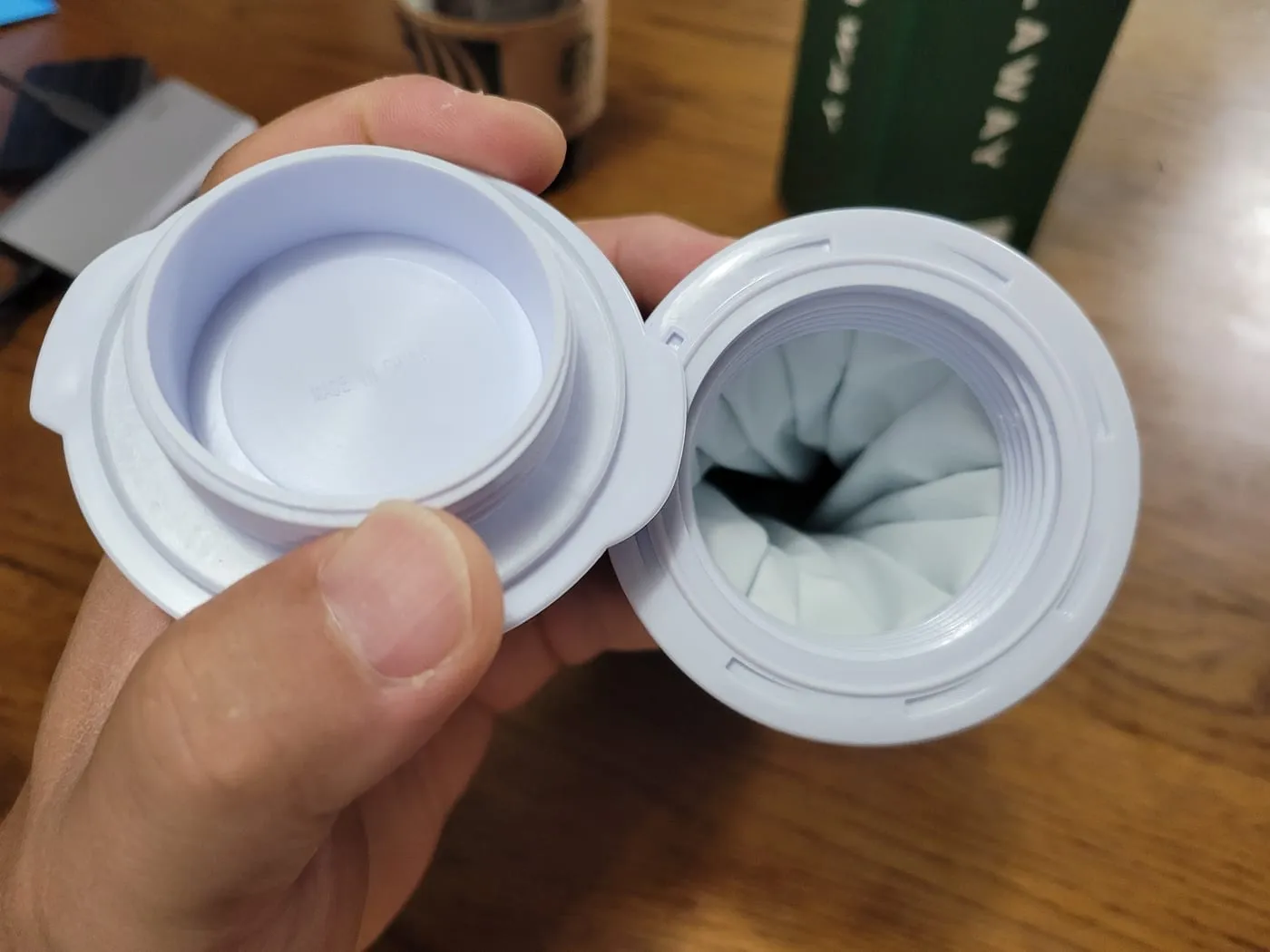 뚜껑을 분리한 모습. 나사산이 있는 입구와 안쪽이 보인다