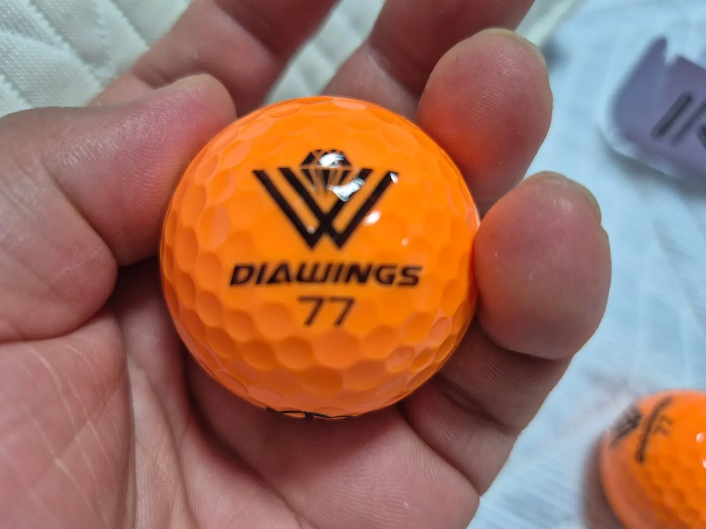 주황색 공의 DIAWINGS 77 표기