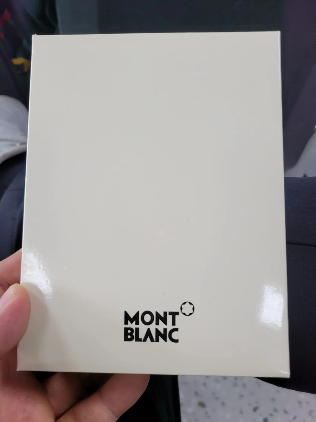 크림색 유광 외박스. 오른쪽 아래에 MONT BLANC 로고와 스노우캡 엠블럼이 인쇄돼 있다