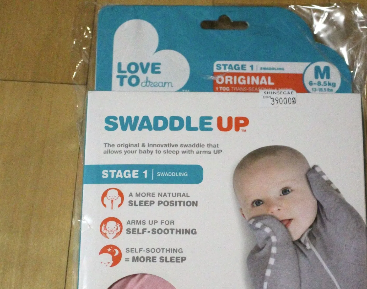 포장 윗부분 확대. STAGE 1 SWADDLING, ORIGINAL, 1 TOG, M 6-8.5kg, 신세계 가격 스티커 39000원