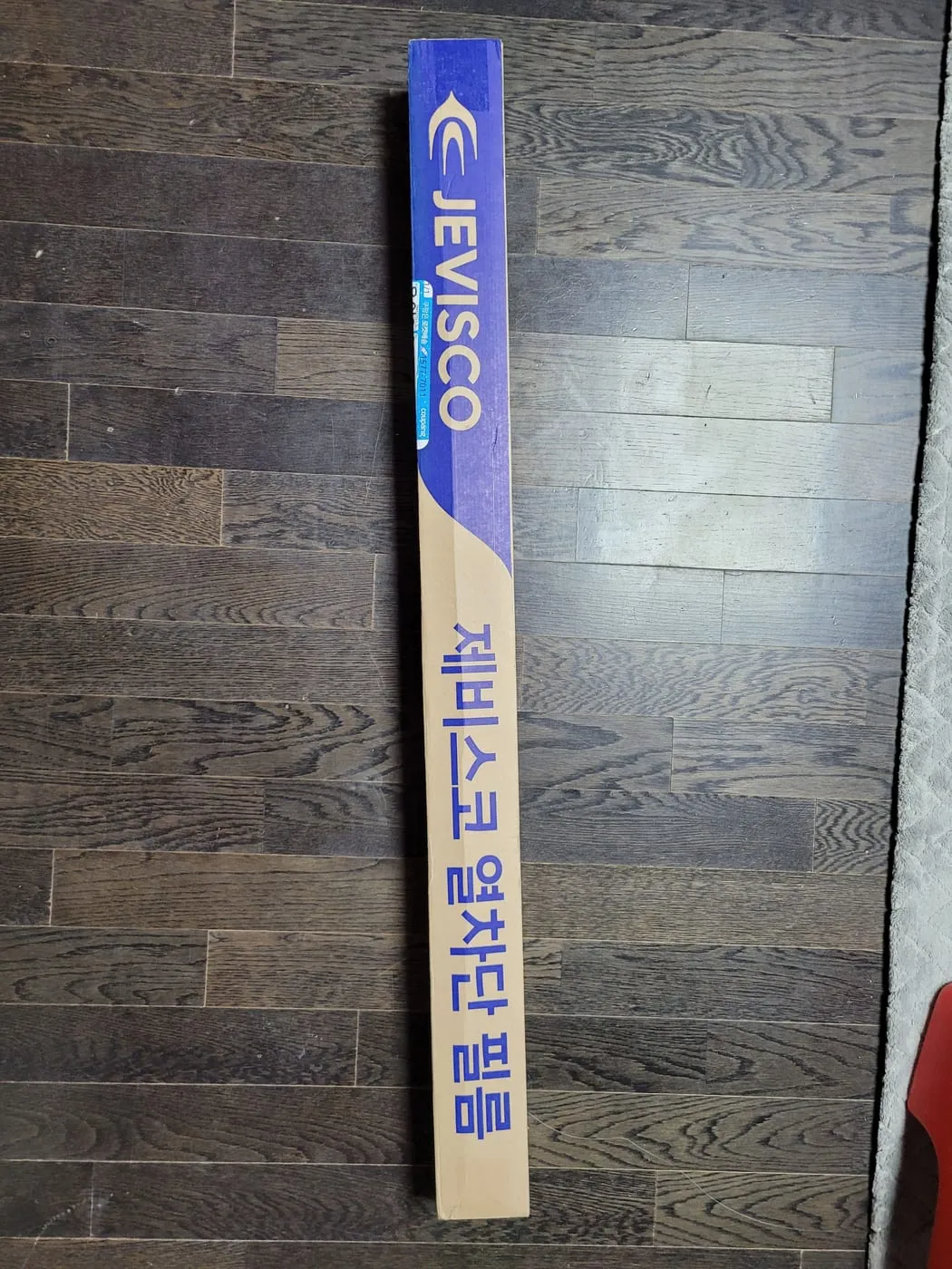 제비스코 열차단 필름 포장. 길쭉한 종이 상자에 파란색 JEVISCO 로고와 제비스코 열차단 필름 문구