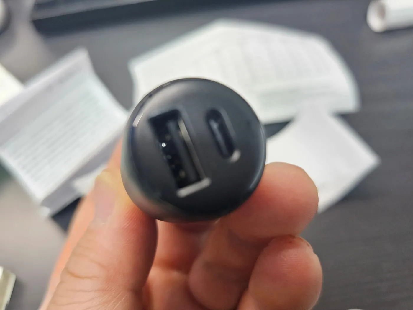 충전기 앞면. 왼쪽에 USB-A, 오른쪽에 USB-C 포트가 나란히 있다