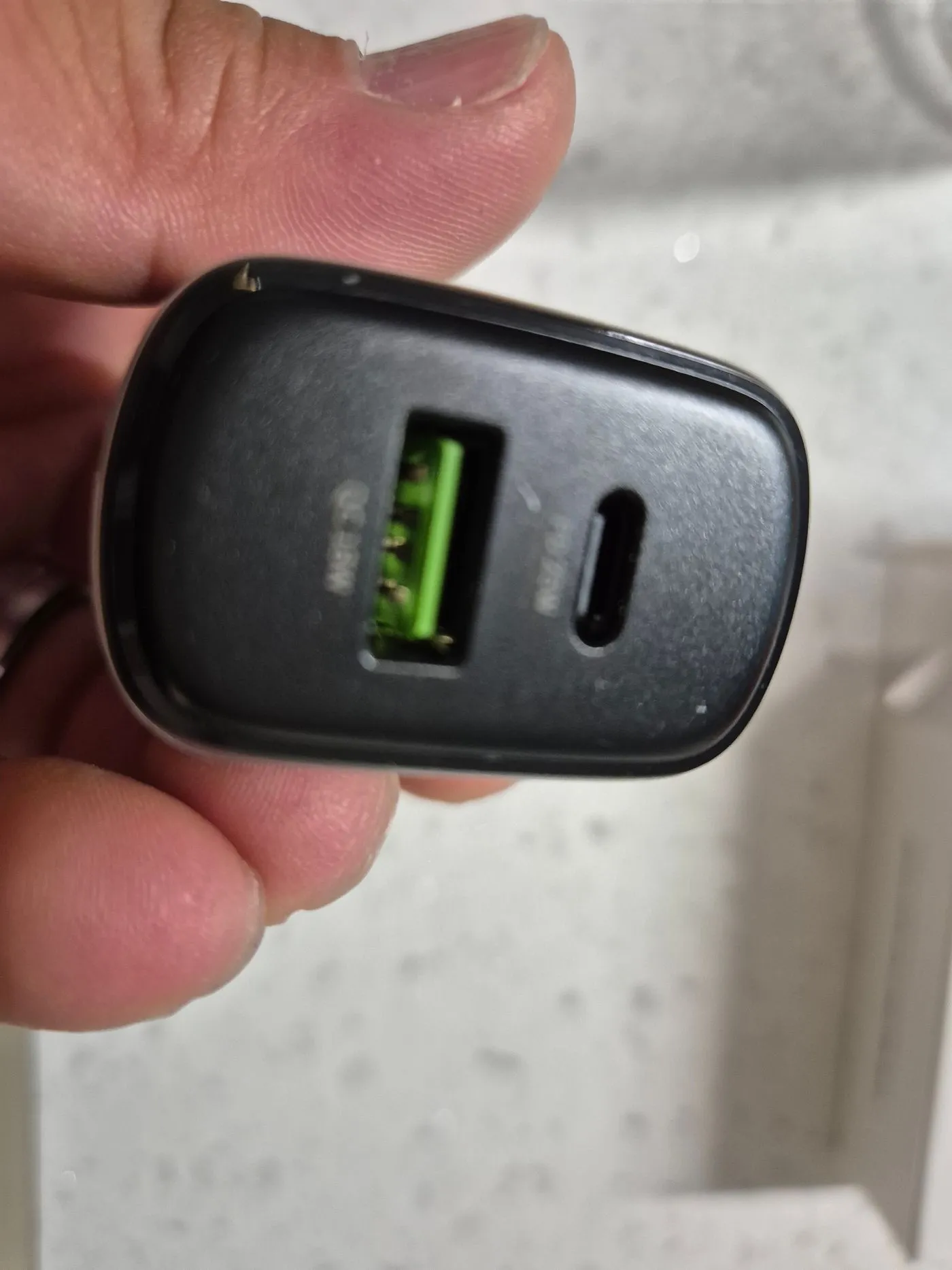 충전기 포트 면. 형광 연두색 USB-A 포트와 USB-C 포트, 옆에 QC 18W와 PD 25W 각인