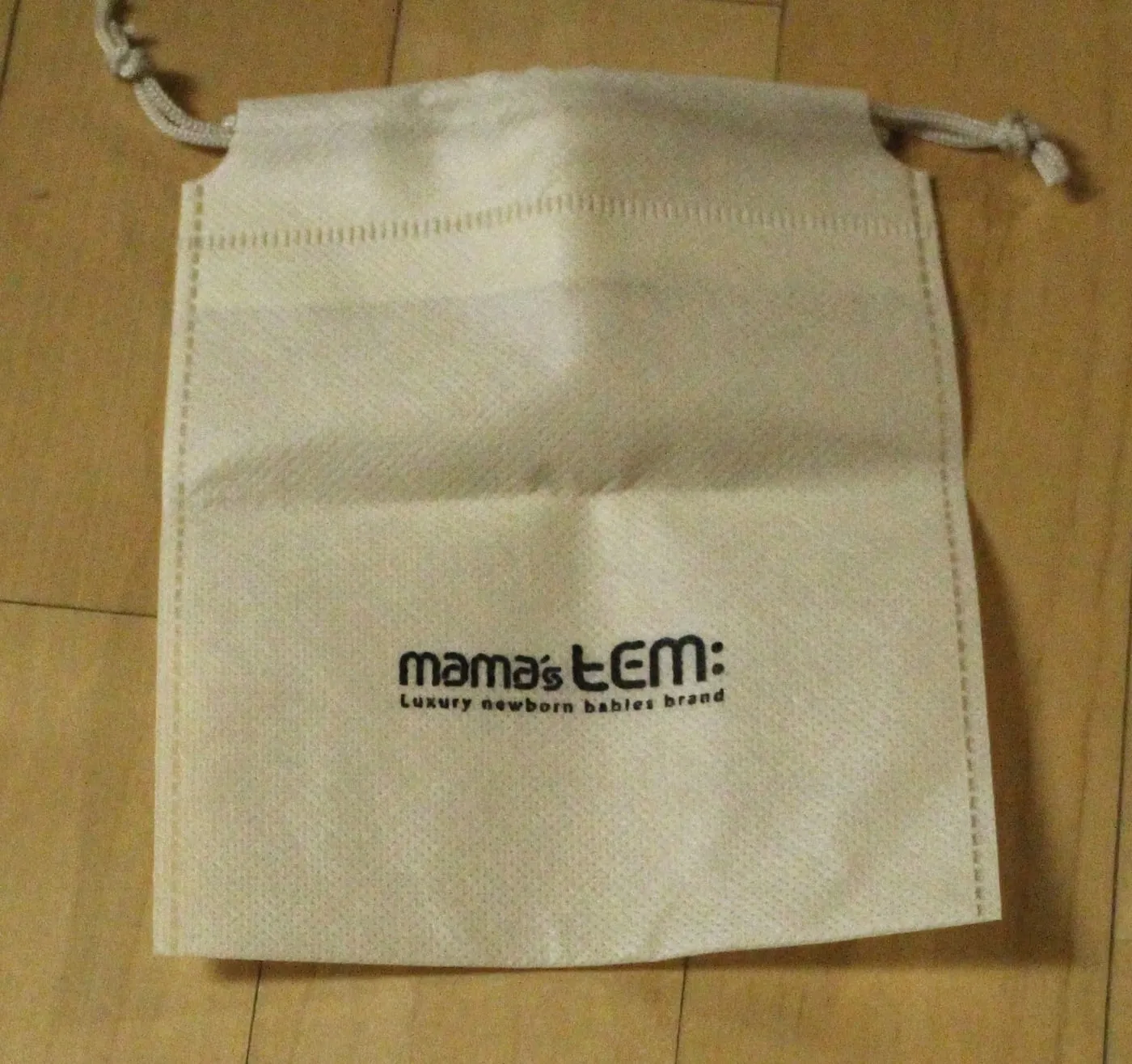 부직포 파우치. mama’s tem, Luxury newborn babies brand 로고와 조임끈