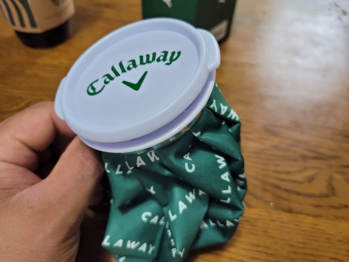 조립된 캘러웨이 아이스백. 흰 플라스틱 뚜껑에 초록 CALLAWAY 패턴 주머니가 달려 있다