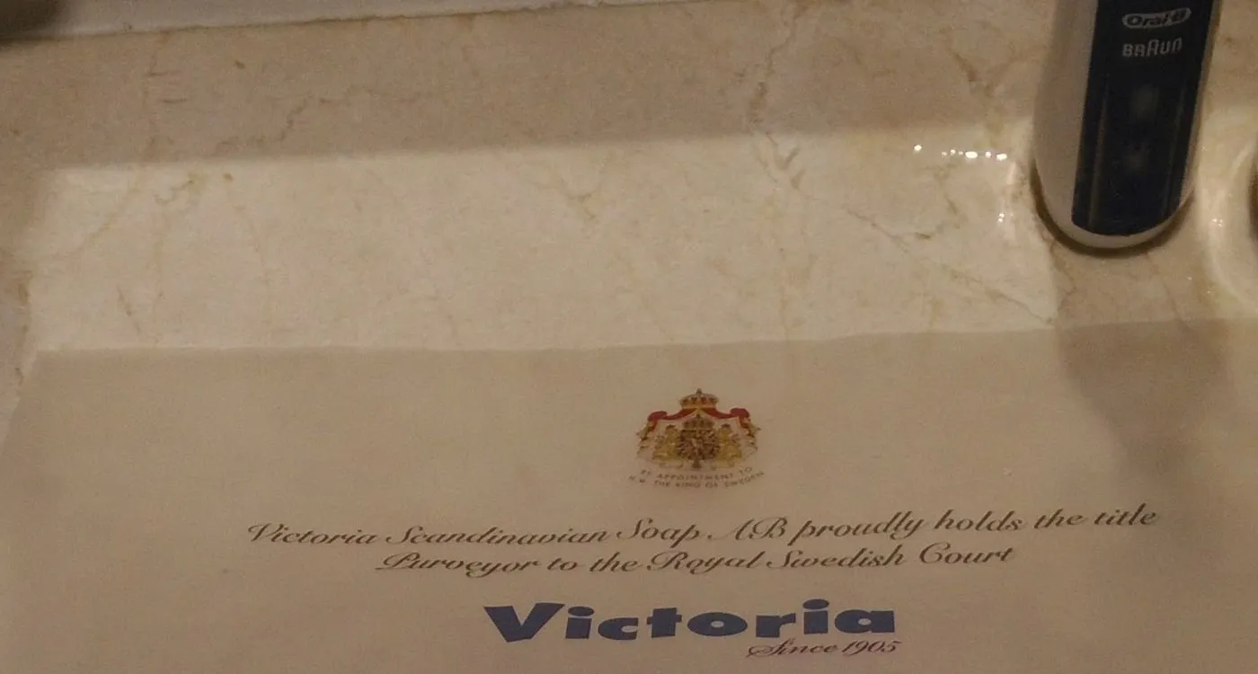 상자 안쪽 덮개. 스웨덴 왕실 문장과 Victoria Scandinavian Soap AB proudly holds the title Purveyor to the Royal Swedish Court, Victoria Since 1905