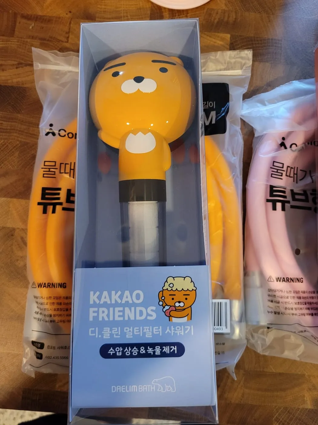 라이언 디클린 멀티필터 샤워기 상자. 회색 상자에 노란 라이언 헤드가 보인다
