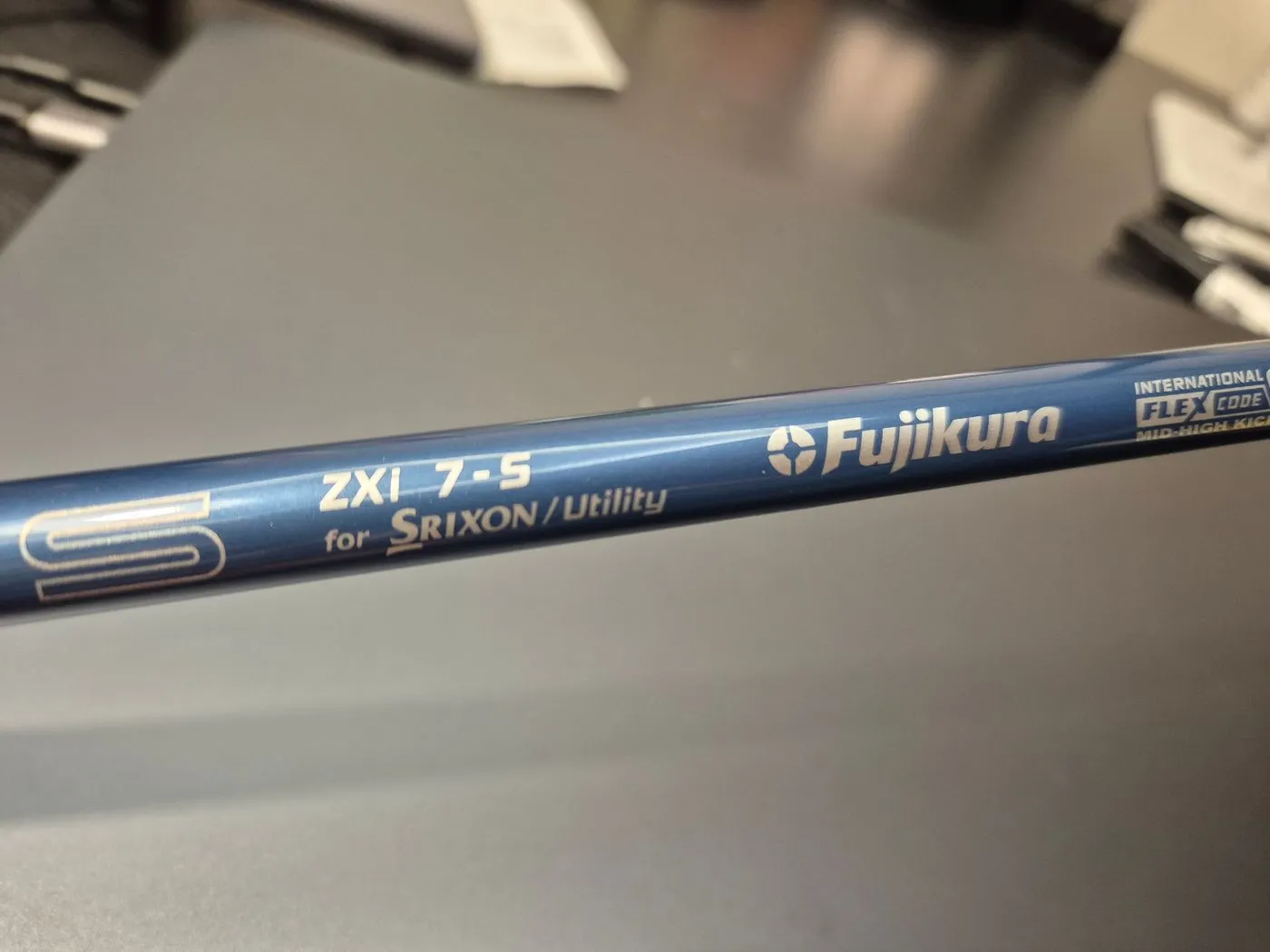 샤프트 각인 가로 근접. 왼쪽 끝 큰 S 로고, ZXi 7-S for SRIXON/Utility, Fujikura, INTERNATIONAL FLEX CODE MID-HIGH KICK 표기