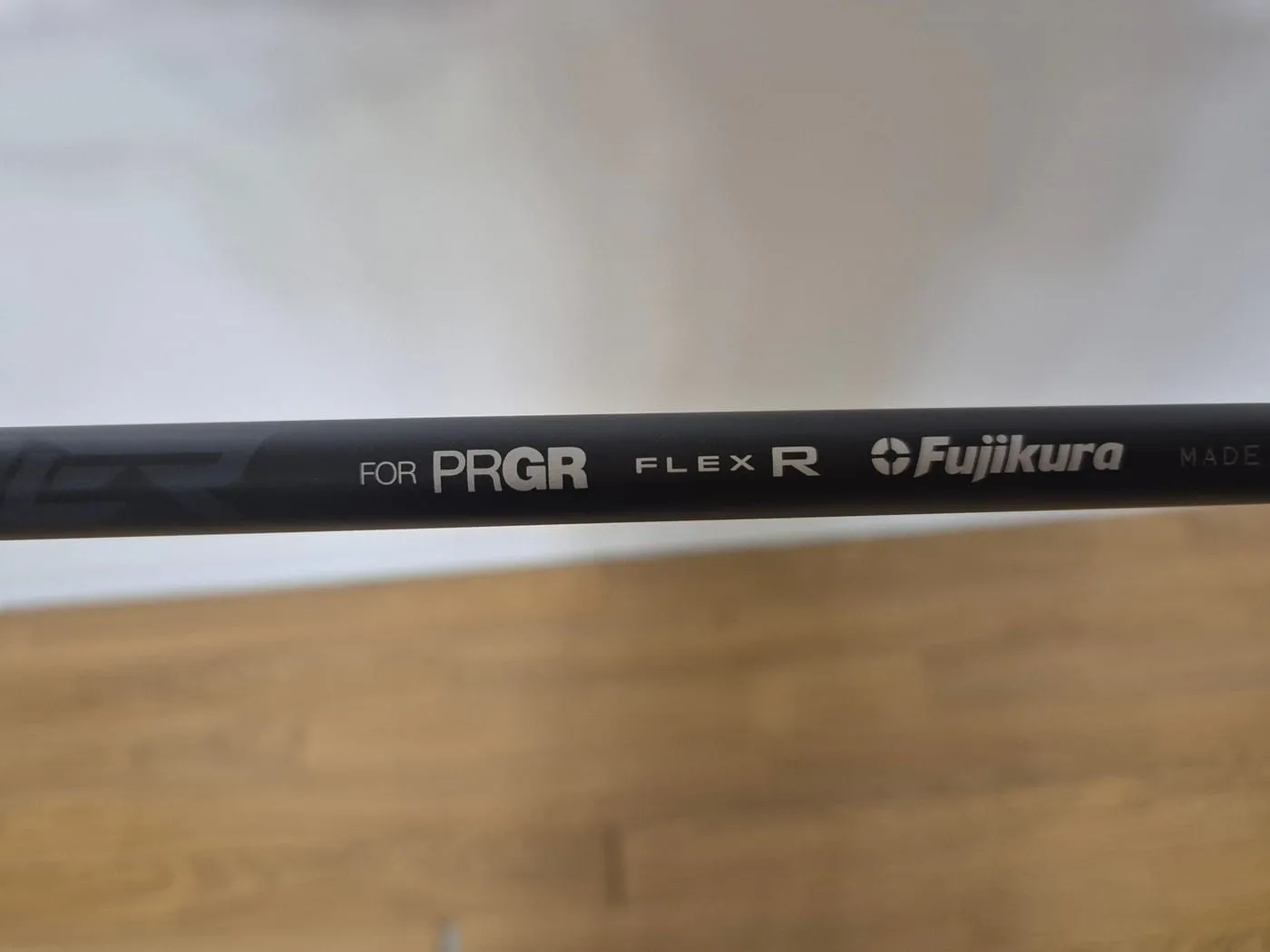 샤프트 각인 근접. FOR PRGR, FLEX R, Fujikura 로고가 흰 글씨로 찍혀 있다